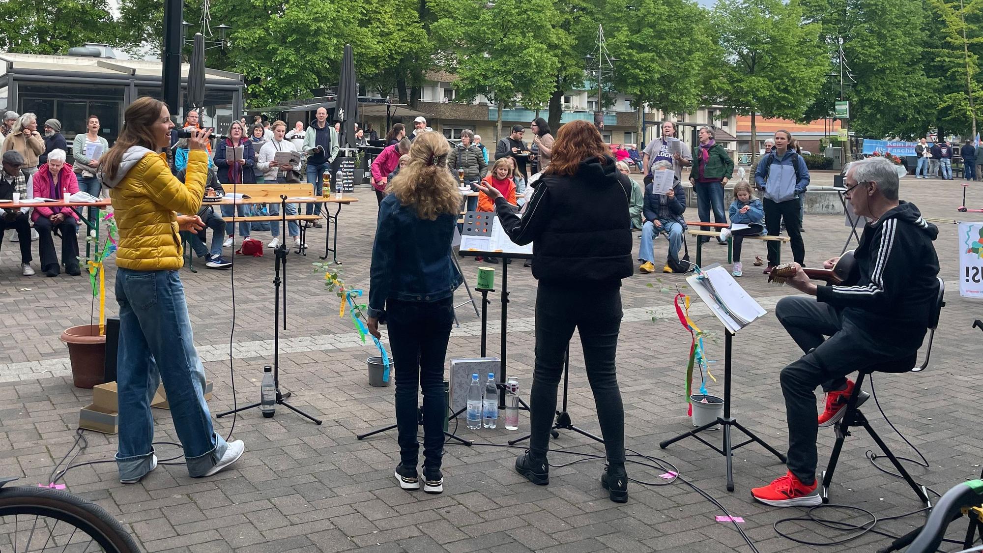 Seit Februar an jedem Donnerstag ein gewohntes Bild auf dem Marktplatz in Kerpen-Horrem: das Bündnis auf der einen Seite, die AfD auf der anderen (hinten im Bild zu sehen).