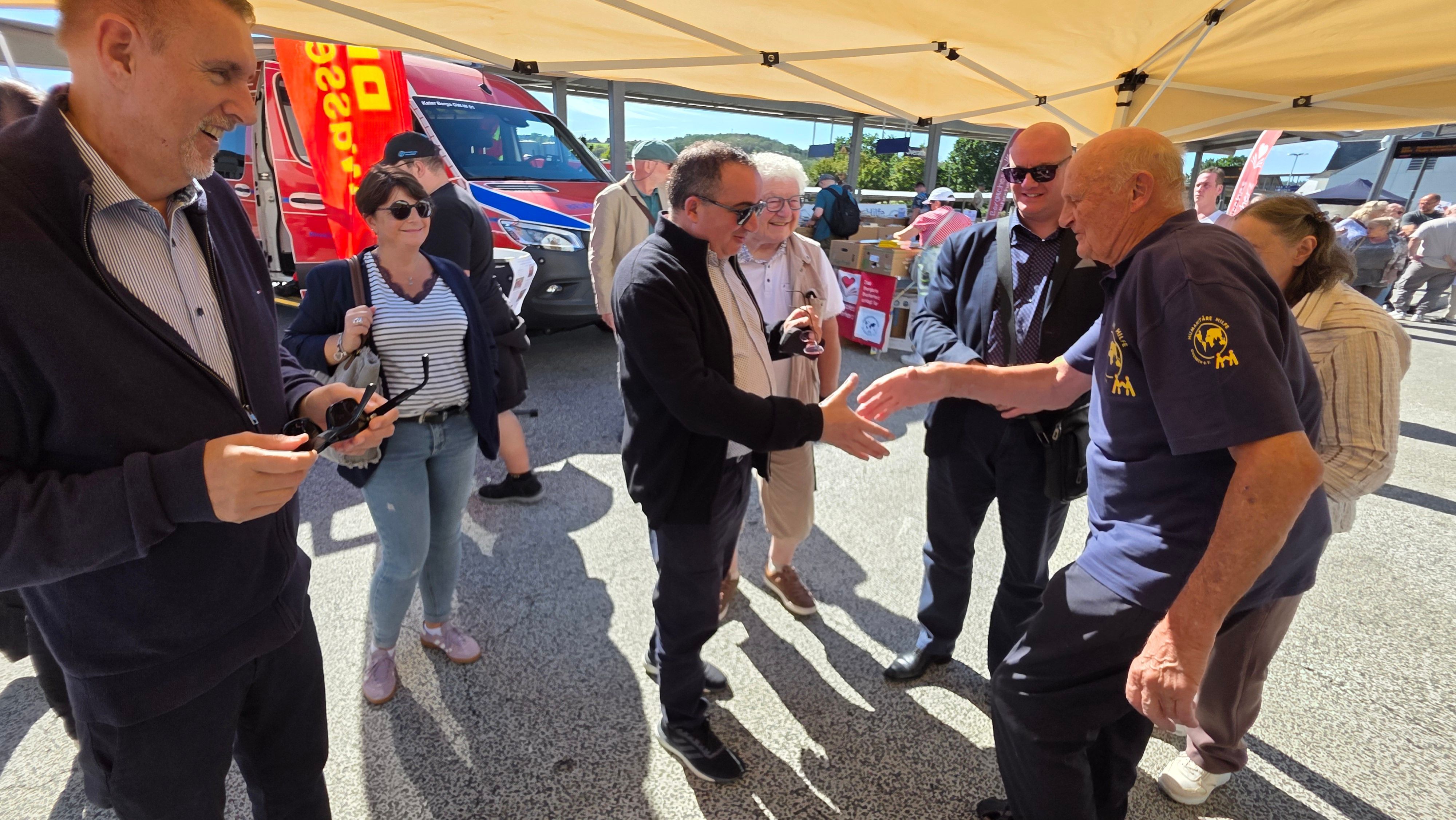 Auch eine Delegation aus Overaths Partnerstadt Perenchies besuchte das Fest, hier mit Bürgermeister Michael Eyer (l.) bei Ehrenbürger Norbert Kuhl (r.) von der Humanitären Hilfe Overath.