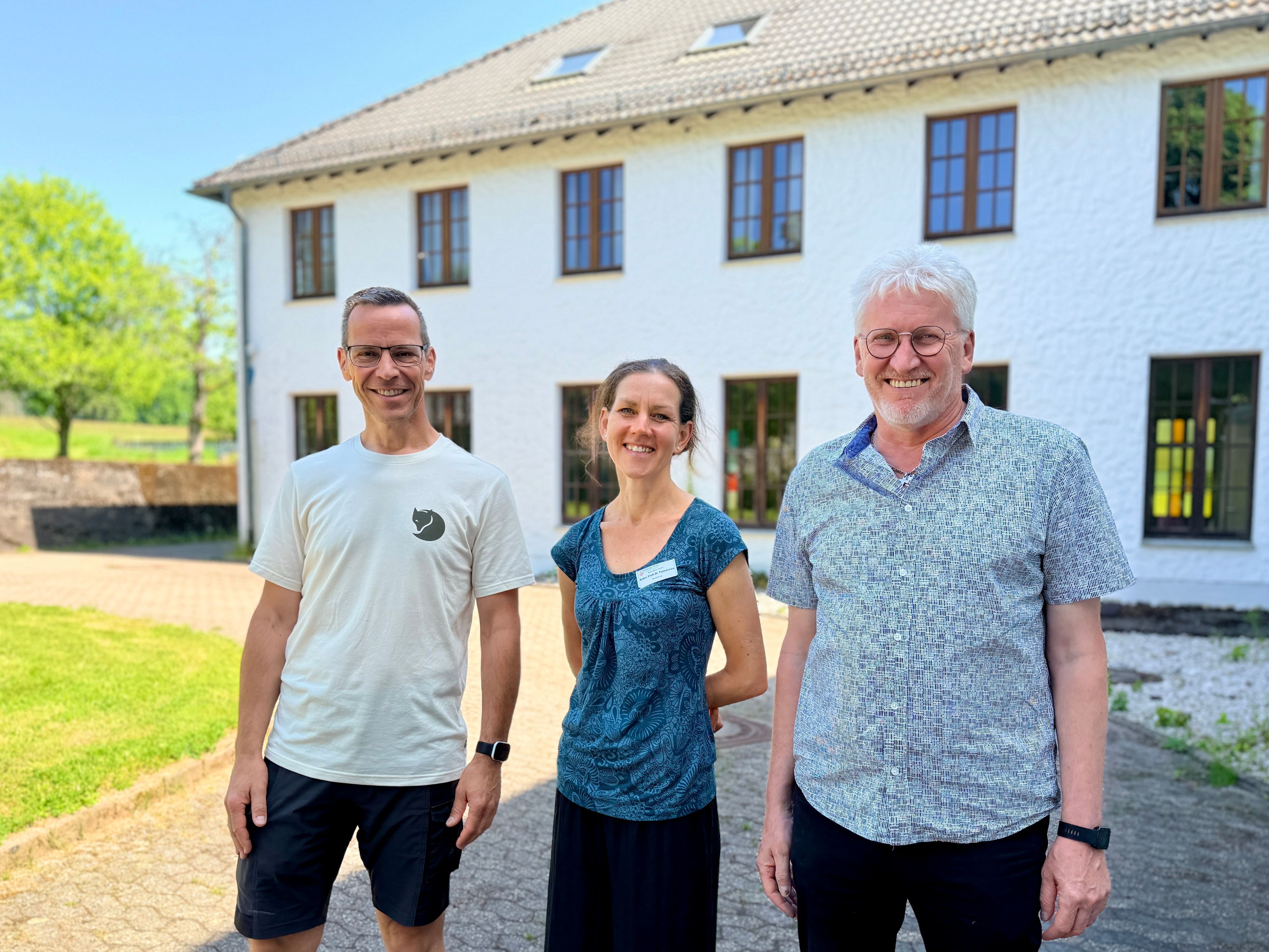 Das Bild zeigt die drei Obengenannten, die sich für ein Gruppenbild aufgestellt haben.