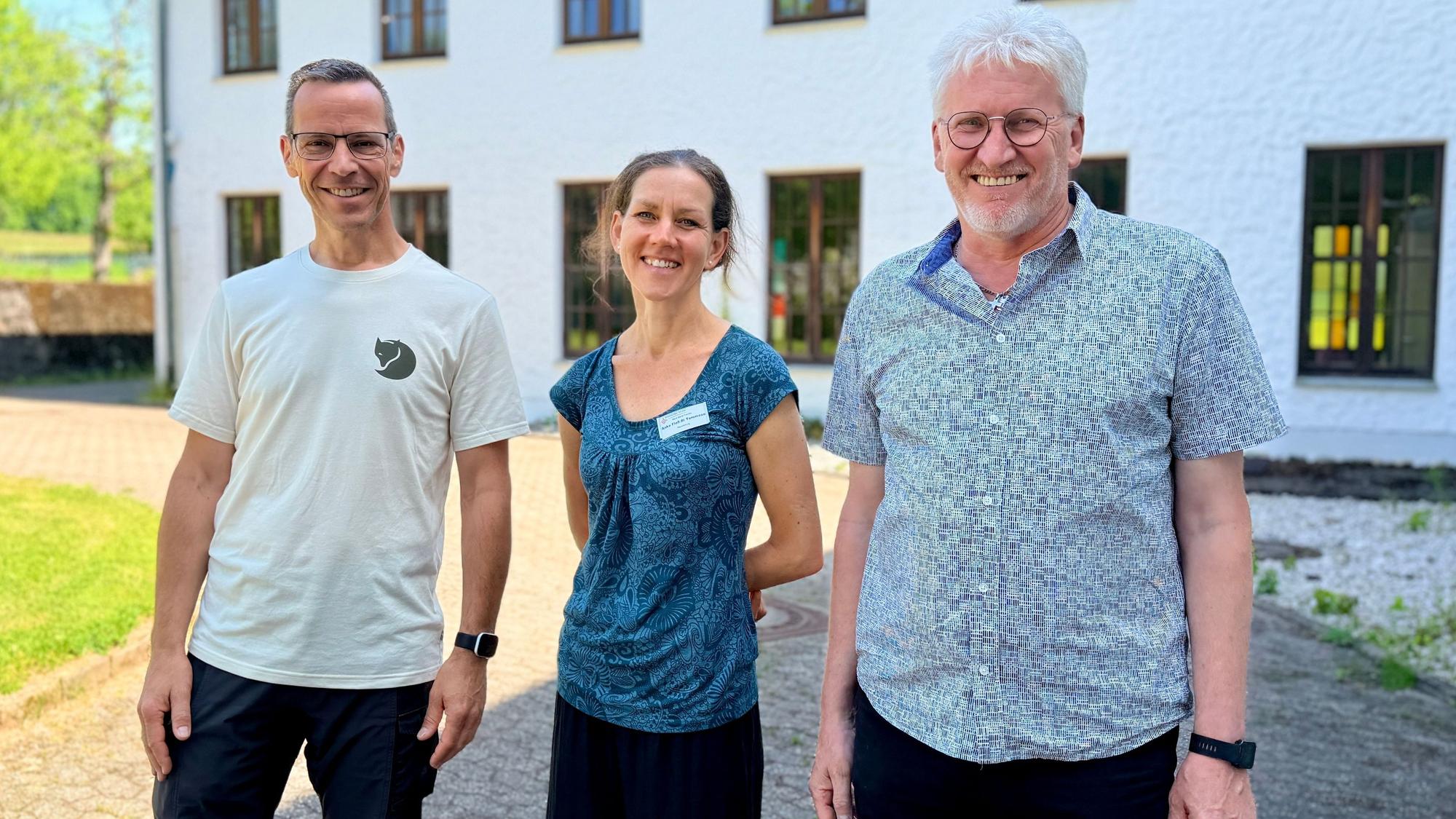 Das Bild zeigt die drei Obengenannten, die sich für ein Gruppenbild aufgestellt haben.