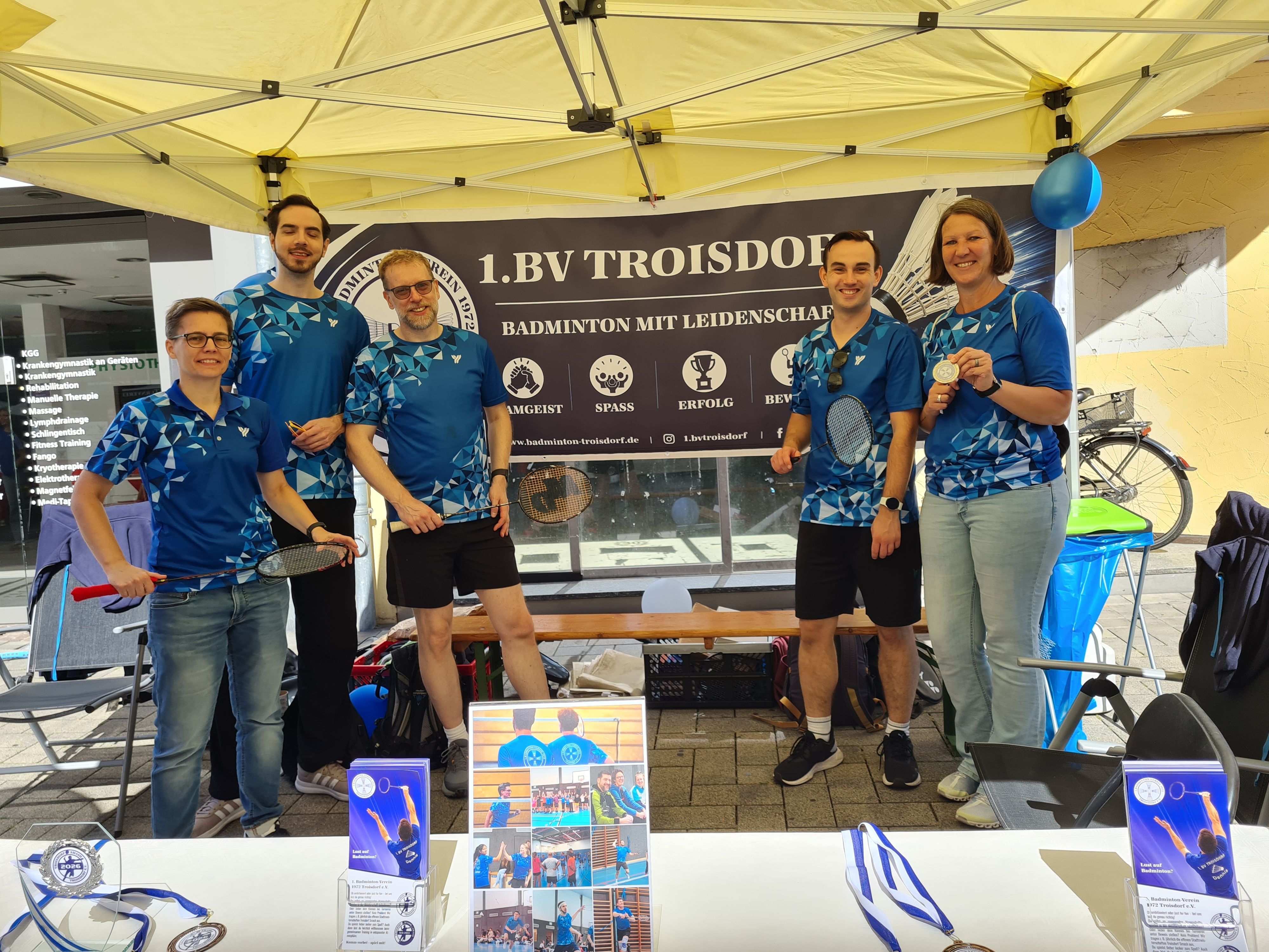 Vereinsfest Troisdorf Verein(t) in der Fußgängerzone

Der Badminton-Verein verspricht viel gute Laune