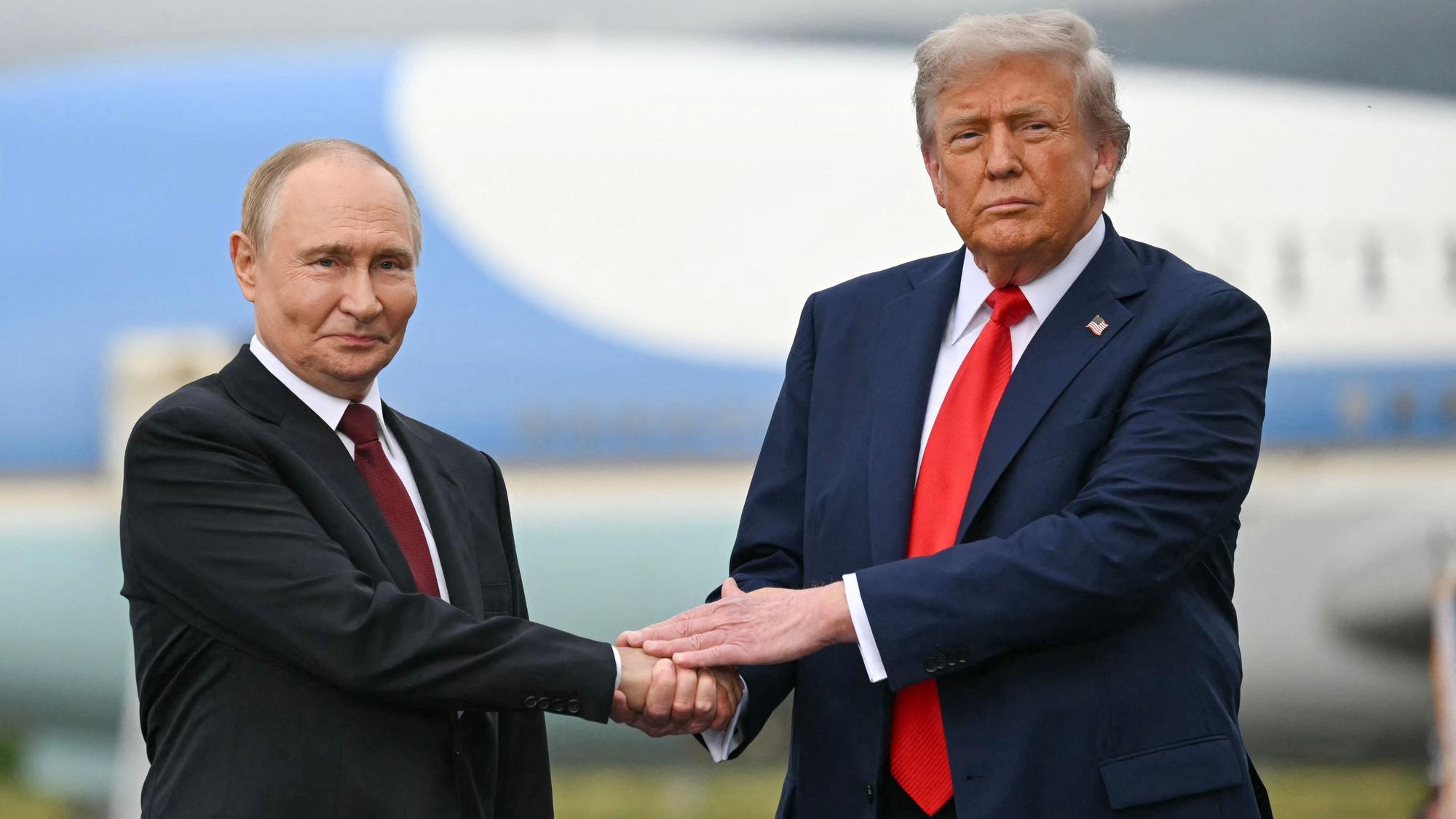Kremlchef Wladimir Putin (l.) zusammen mit US-Präsident Donald Trump. Sowohl in den Reihen der US-Regierung als auch in Moskau herrscht Freude über den AfD-Wahlsieg in Sachsen-Anhalt. (Archivbild)