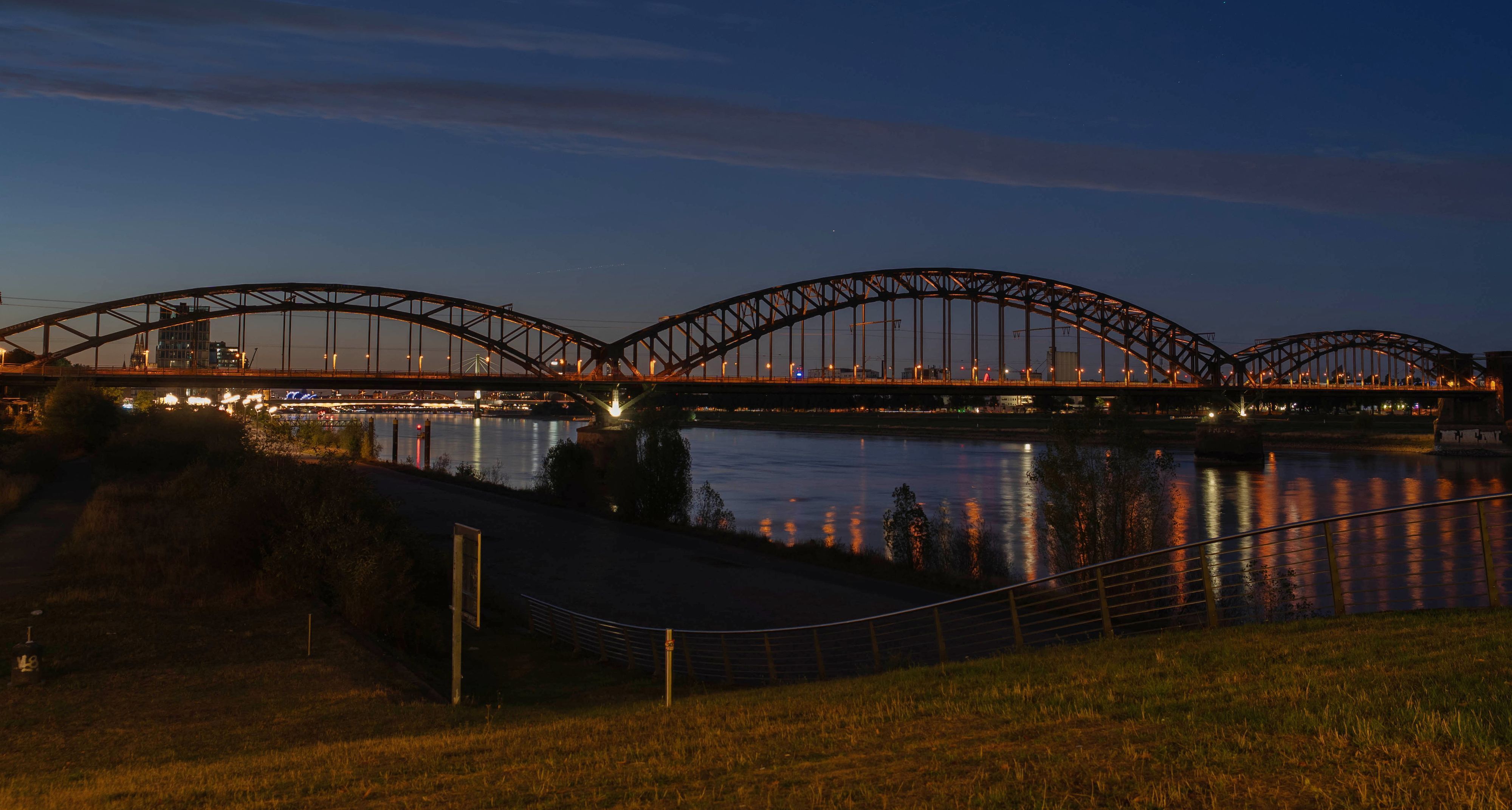Die Beleuchtung der Südbrücke wird bis Anfang Oktober gewartet und instandgesetzt.