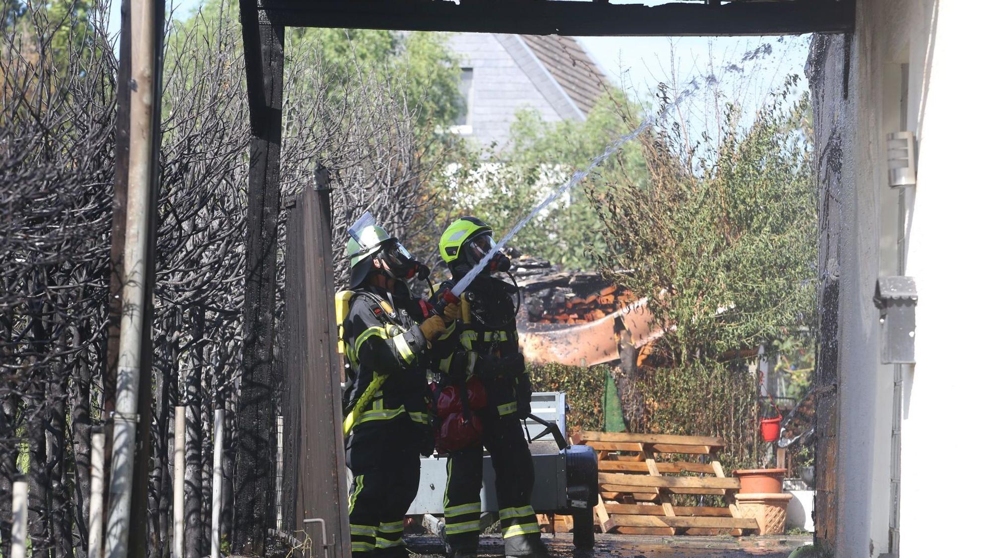 Feuerwehrleute im Einsatz mit einem Löschschlauch.