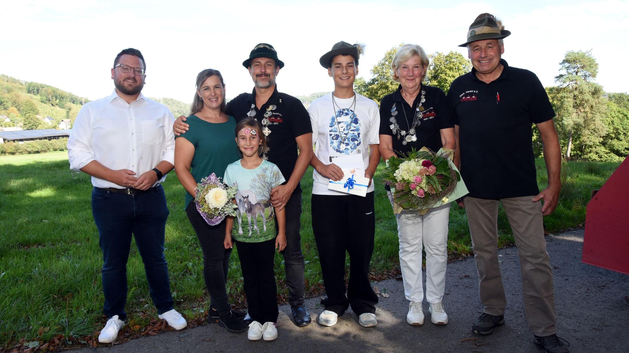 Bürgermeister Lukas Miebach (l.) mit den Majestäten (v.l.) Sven und Evelyn Marschalleck mit Tochter Leyla, Kinderkönig Götz Rieckmann sowie Bergziegenkönigin Sigrid Olbrisch. Vorsitzender Hans Stöcker(r.) freut sich mit.