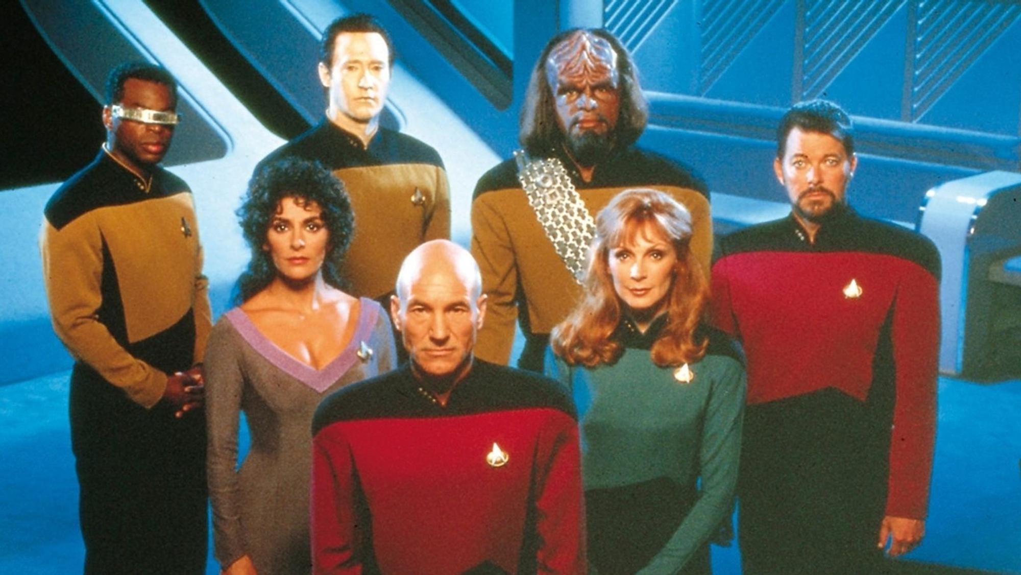 Captain Jean-Luc Picard (Patrick Stewart, Mitte) führte sieben Staffeln lang die beste Enterprise-Besatzung aller Zeiten an. (Bild: Paramount)