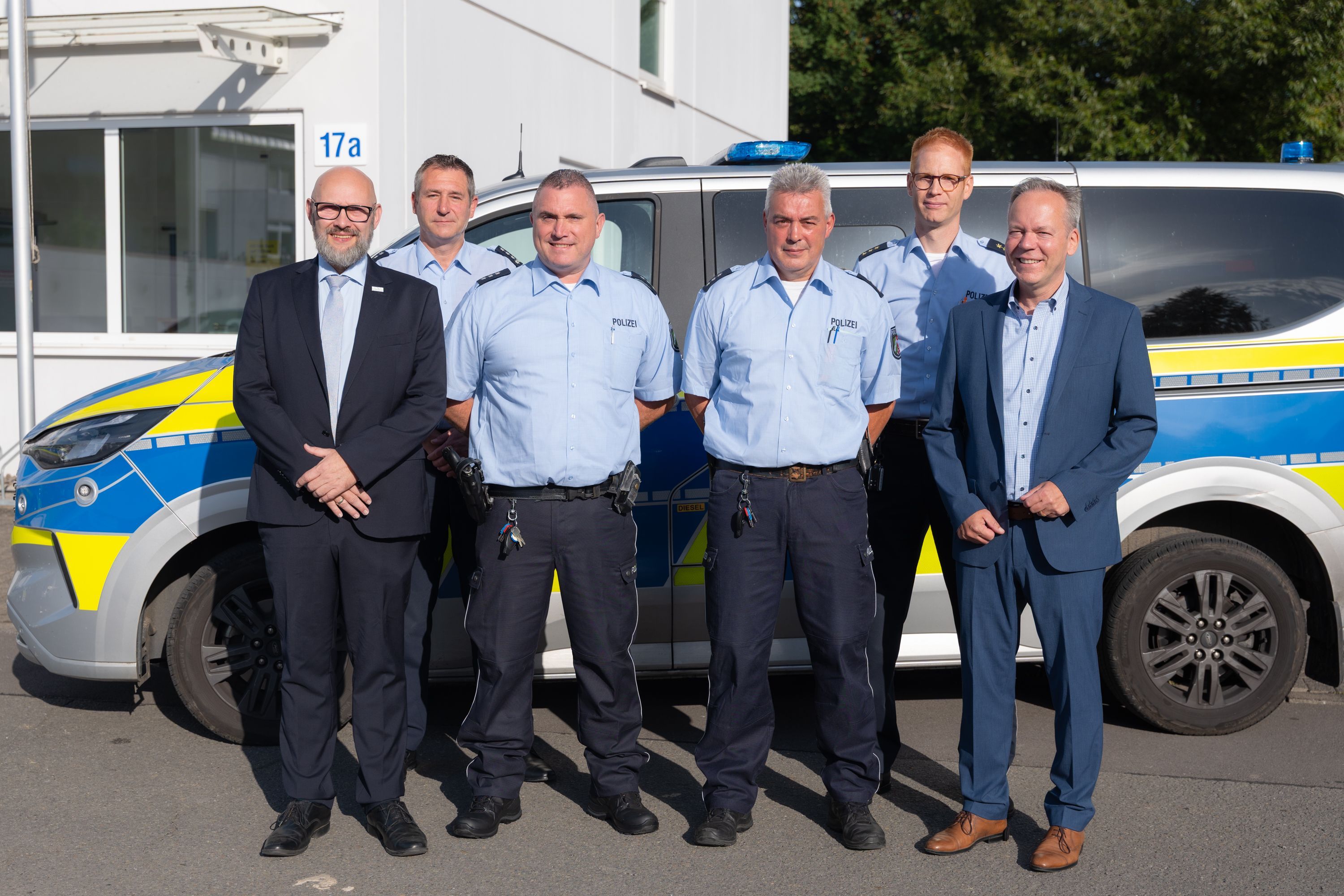 In der Waldbröler Polizeiwache ist Sascha Dewald (Dritter von links) als neuer Bezirksbeamter für Nümbrecht vorgestellt worden. Dort verstärkt er den Kollegen Holger Wirtz (rechts daneben). Mit dabei waren auch (von links) Bürgermeister Thomas Hellbusch, Wachleiter André Kuba, Direktionsleiter David Clemens und Landrat Klaus Grootens.