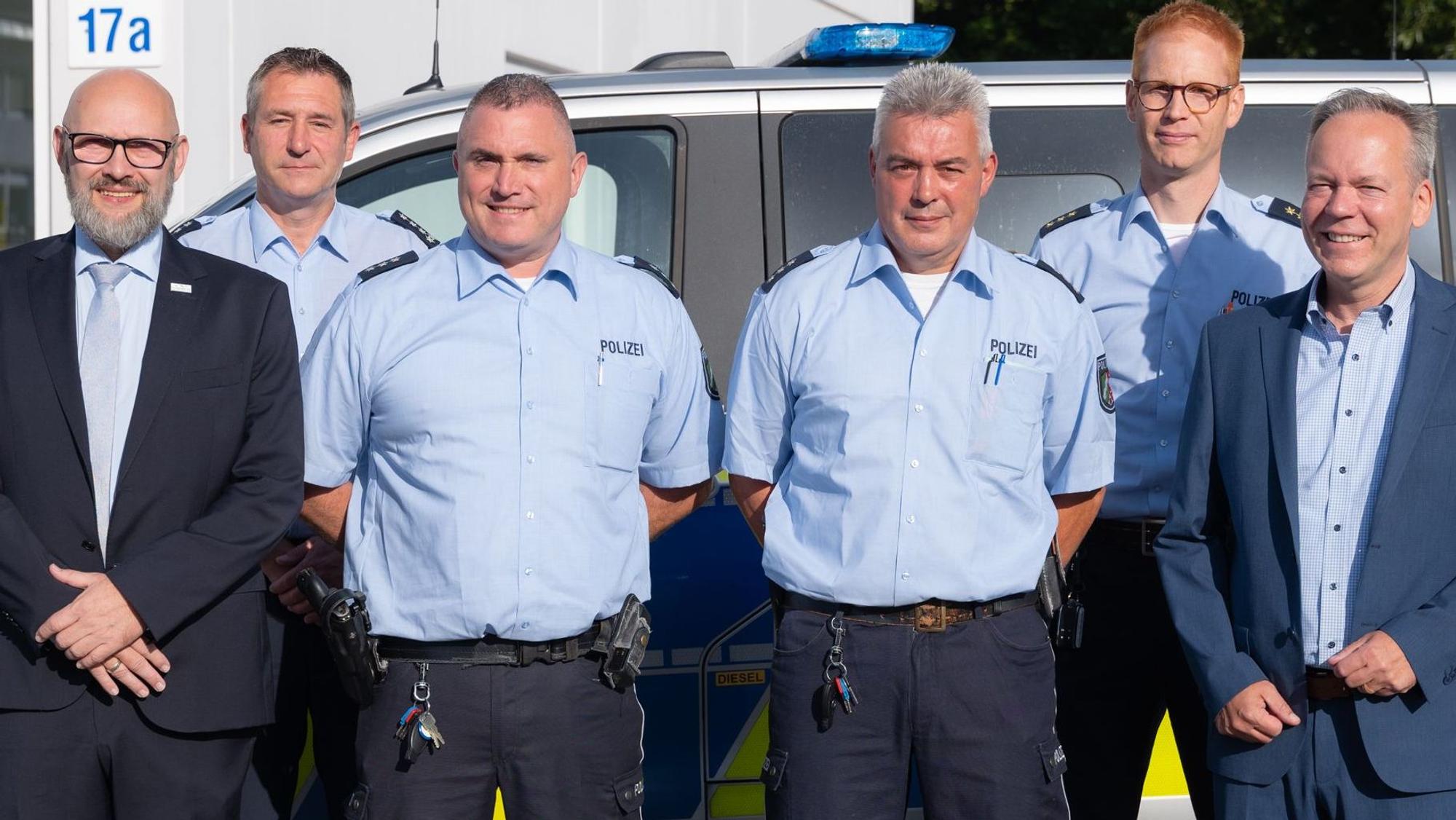 In der Waldbröler Polizeiwache ist Sascha Dewald (Dritter von links) als neuer Bezirksbeamter für Nümbrecht vorgestellt worden. Dort verstärkt er den Kollegen Holger Wirtz (rechts daneben). Mit dabei waren auch (von links) Bürgermeister Thomas Hellbusch, Wachleiter André Kuba, Direktionsleiter David Clemens und Landrat Klaus Grootens.