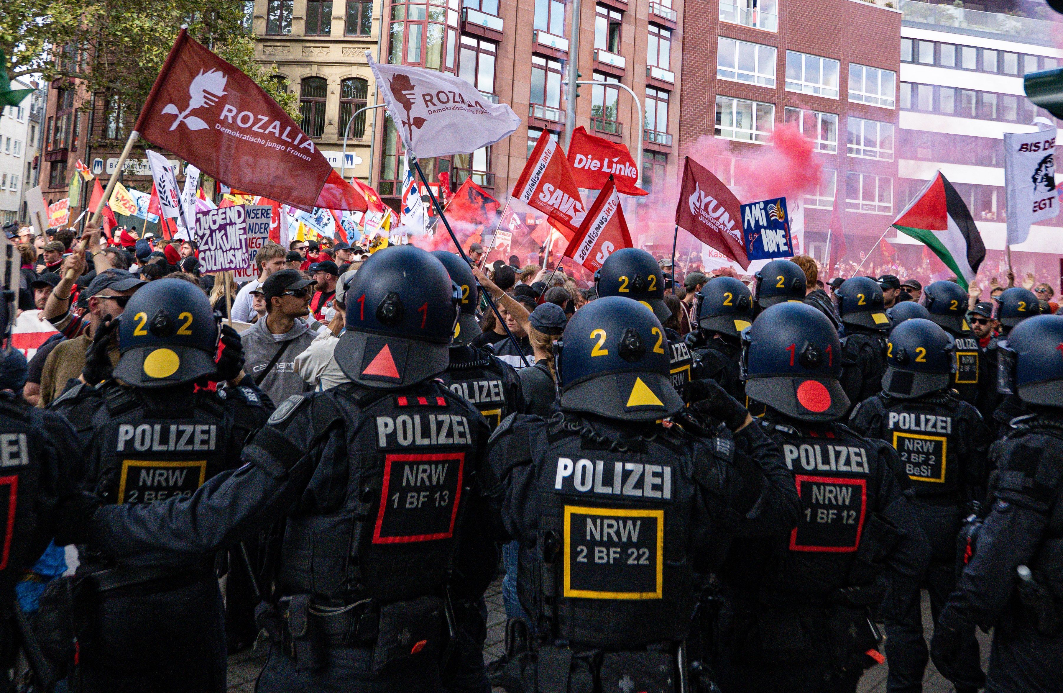 Bei der Abschlussdemonstration des Protestcamps „Rheinmetall entwaffnen“ wurden Teilnehmende von der Polizei auf der Zeughausstraße festgesetzt.