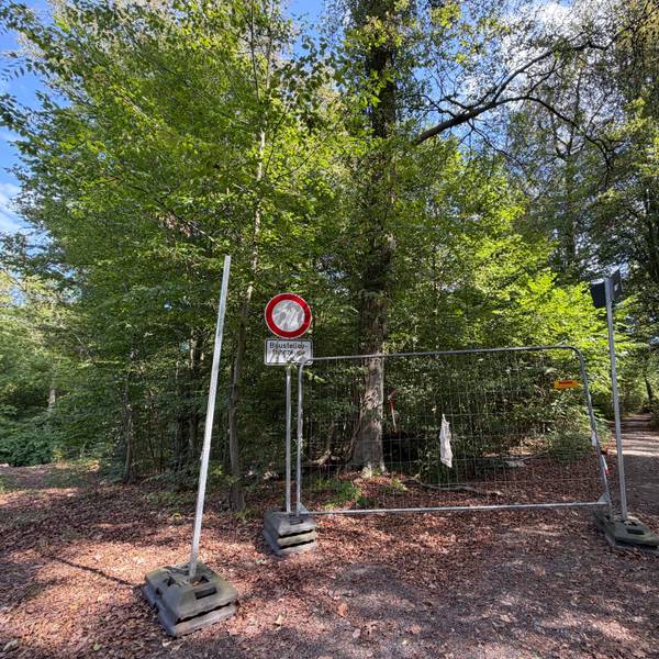 Diese Baustraße im Landschaftsschutzgebiet soll als Straße für den Rettungsdienst zum Klinikum ausgebaut werden.
