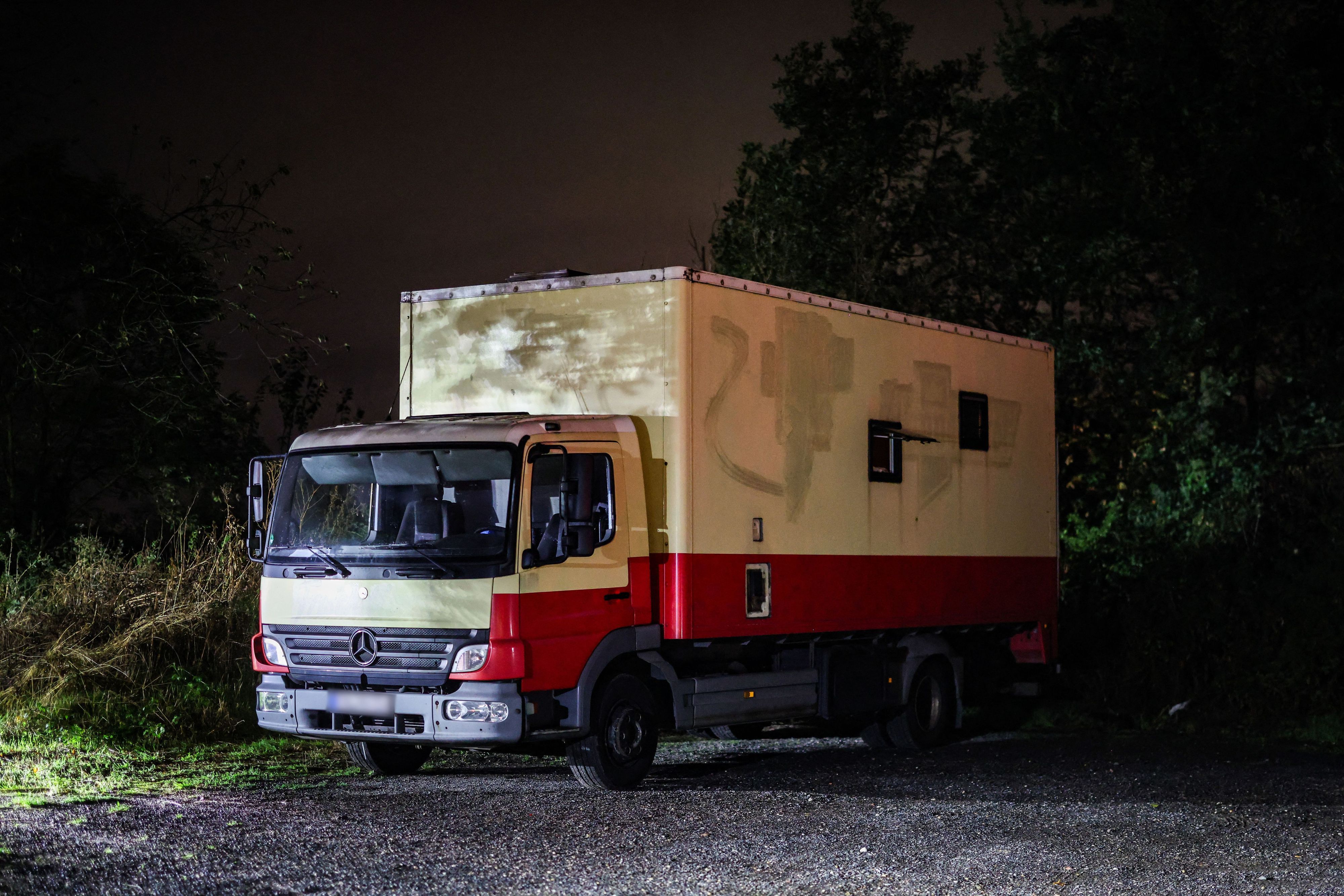 Der Lastwagen des Tatverdächtigen steht auf einem Parkplatz in unmittelbarer Nähe zum Hambacher Forst. Die Polizei hat laut NRW-Innenminister Reul das Fahrzeug des Verdächtigen für mehrere Sabotageaktionen gegen die deutsche Stromversorgung gestürmt.