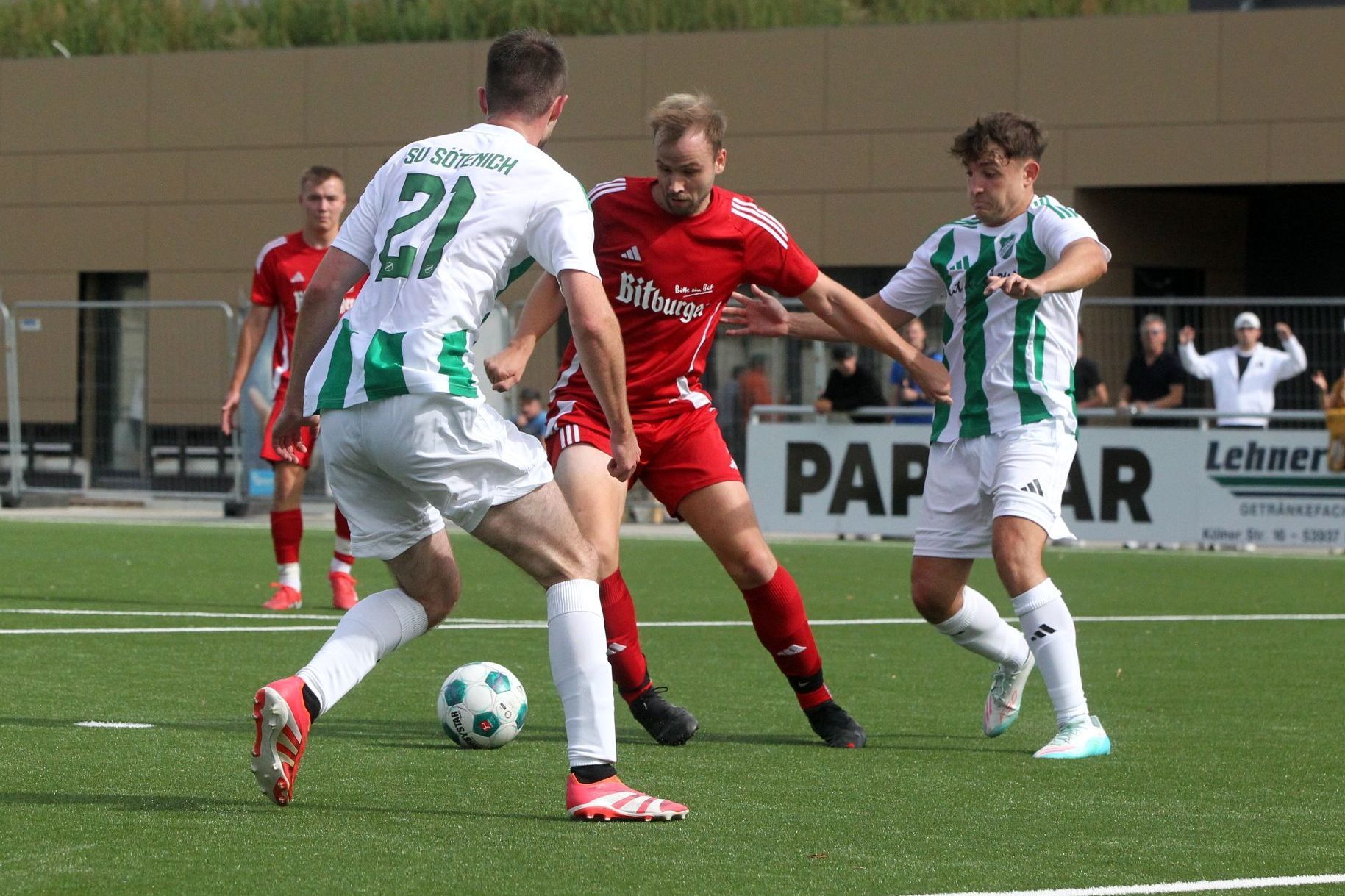 Doppeltorschütze Mathias Diederichs wird von zwei Spielern attackiert.