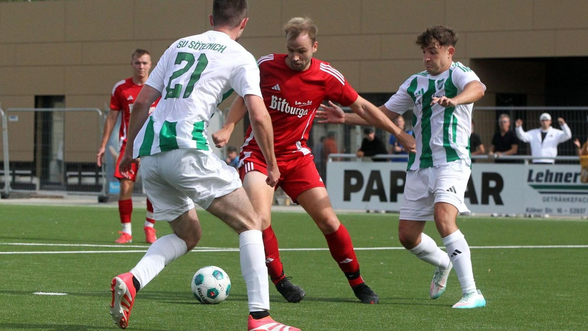 Doppeltorschütze Mathias Diederichs wird von zwei Spielern attackiert.