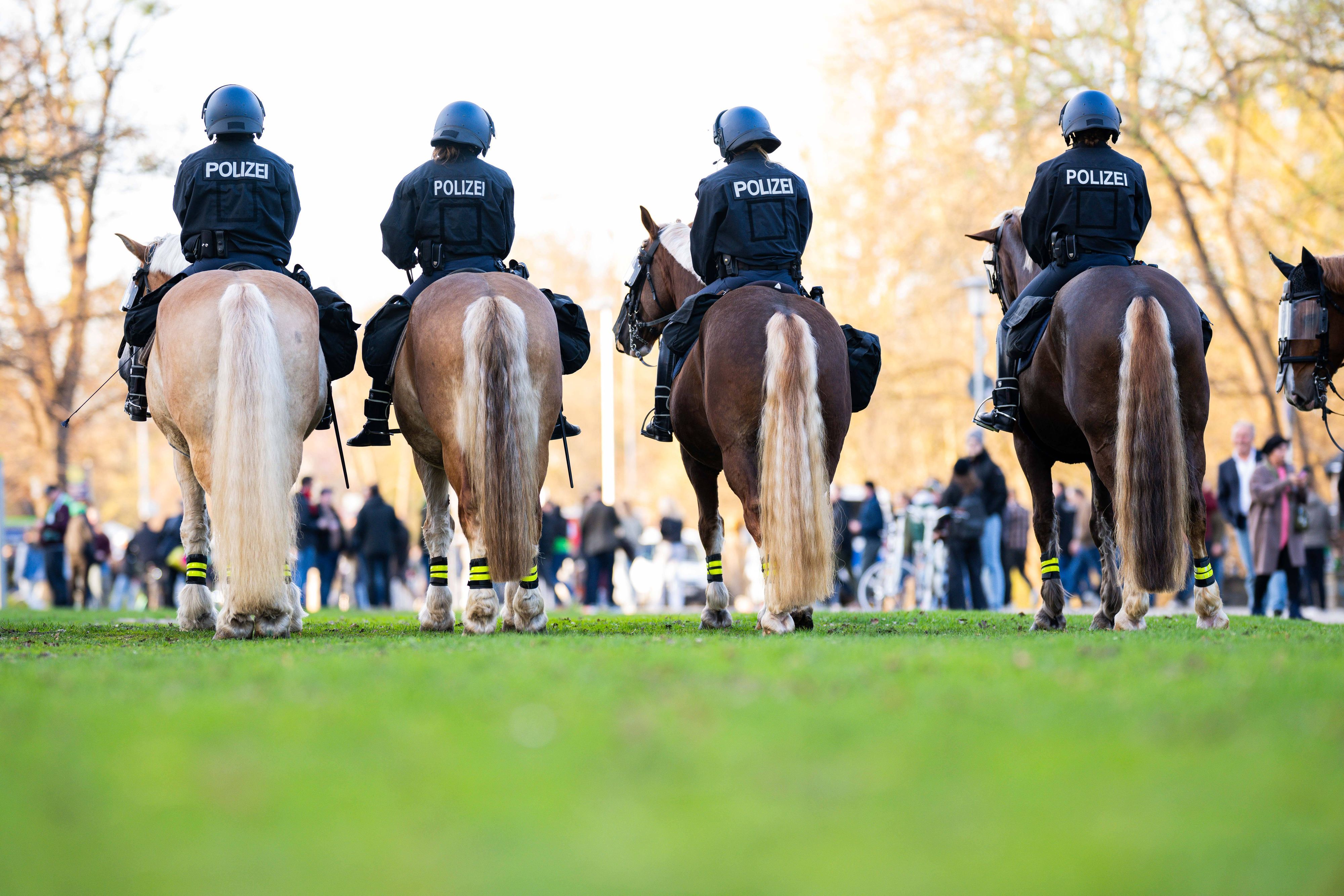 NRW-Eigentor: Der Landesrechnungshof fordert eine Beteilung der Fußball-Vereine bei Hochrisikospielen. Beispielsweise in der Spielzeit 2024/2025 seien für Polizeieinsätze in den ersten drei Ligen Gesamtkosten von rund 29,8 Millionen Euro entstanden.