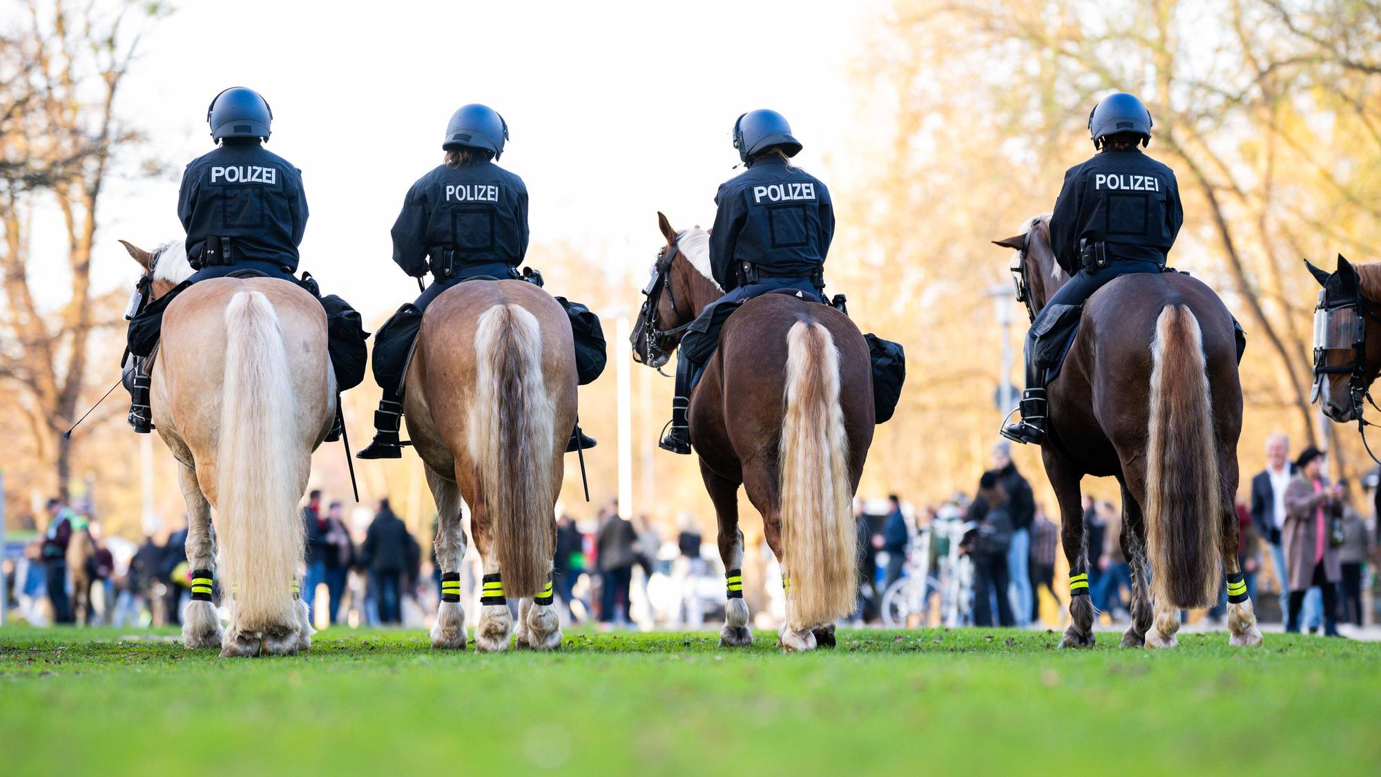 NRW-Eigentor: Der Landesrechnungshof fordert eine Beteilung der Fußball-Vereine bei Hochrisikospielen. Beispielsweise in der Spielzeit 2024/2025 seien für Polizeieinsätze in den ersten drei Ligen Gesamtkosten von rund 29,8 Millionen Euro entstanden.