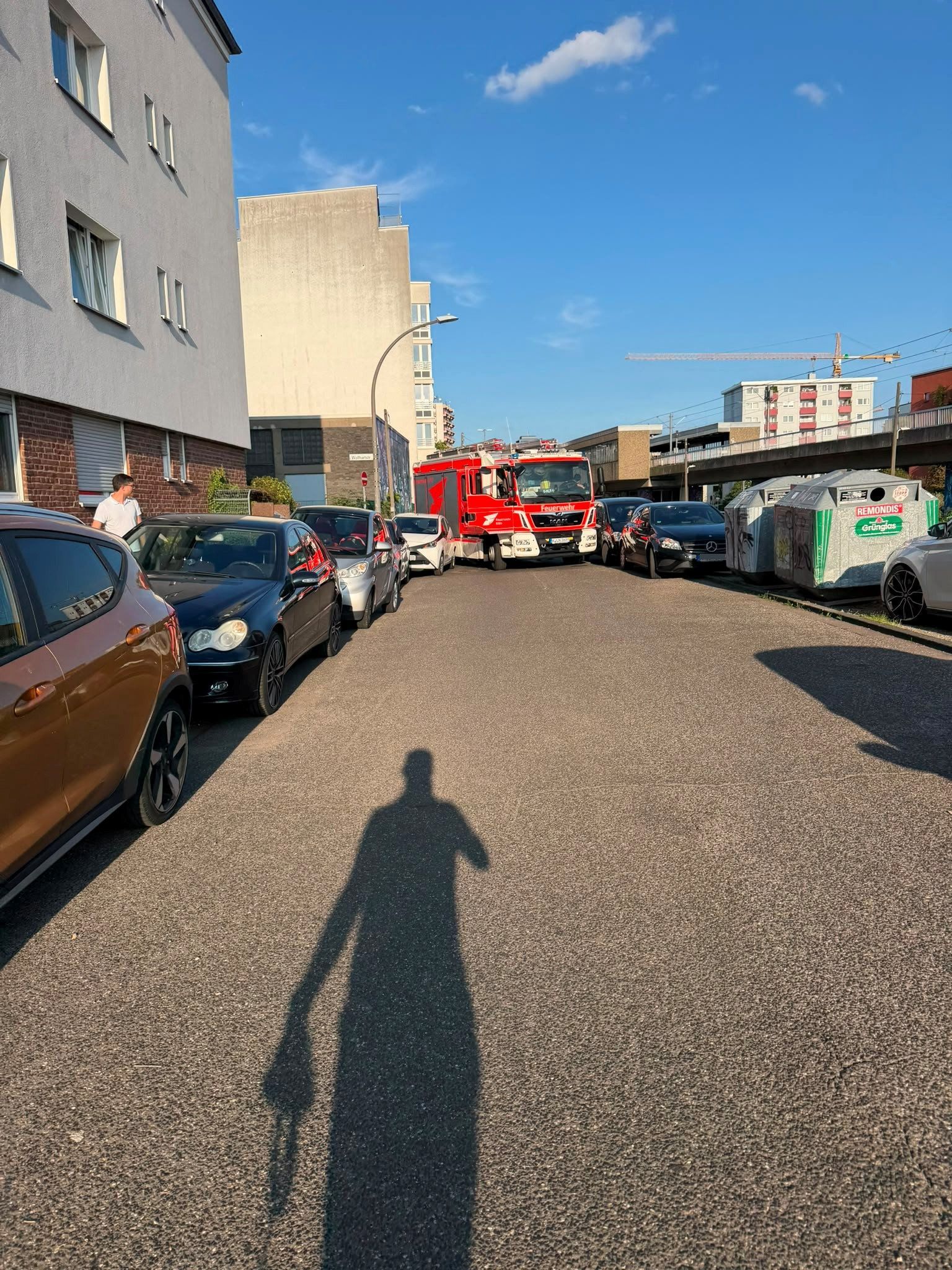 Die Feuerwehr fuhr sich an der Ecke Wolfhartstraße/Eckewartstraße fest: Zwei am Fahrbahnrand geparkte Pkw versperrten die Durchfahrt.