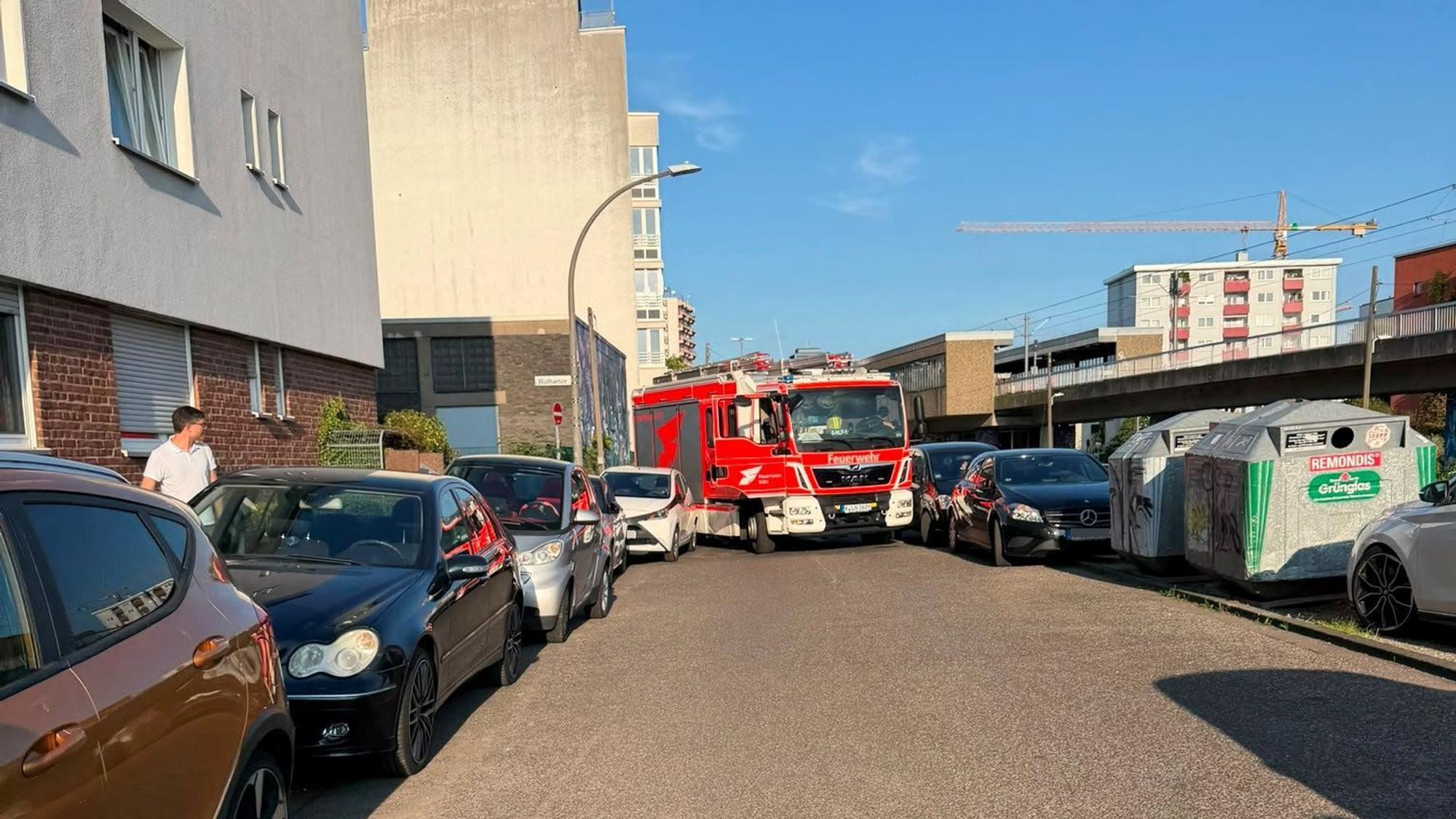 Die Feuerwehr fuhr sich an der Ecke Wolfhartstraße/Eckewartstraße fest: Zwei am Fahrbahnrand geparkte Pkw versperrten die Durchfahrt.