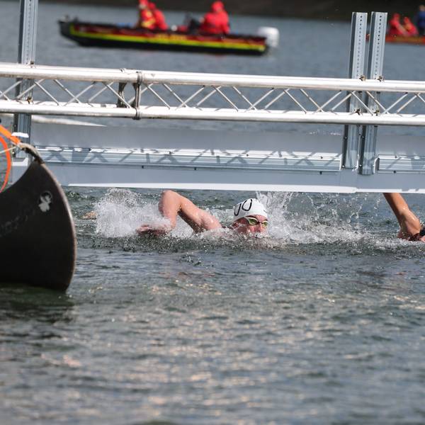 Zwei Schwimmer klatschen das Ziel ab.
