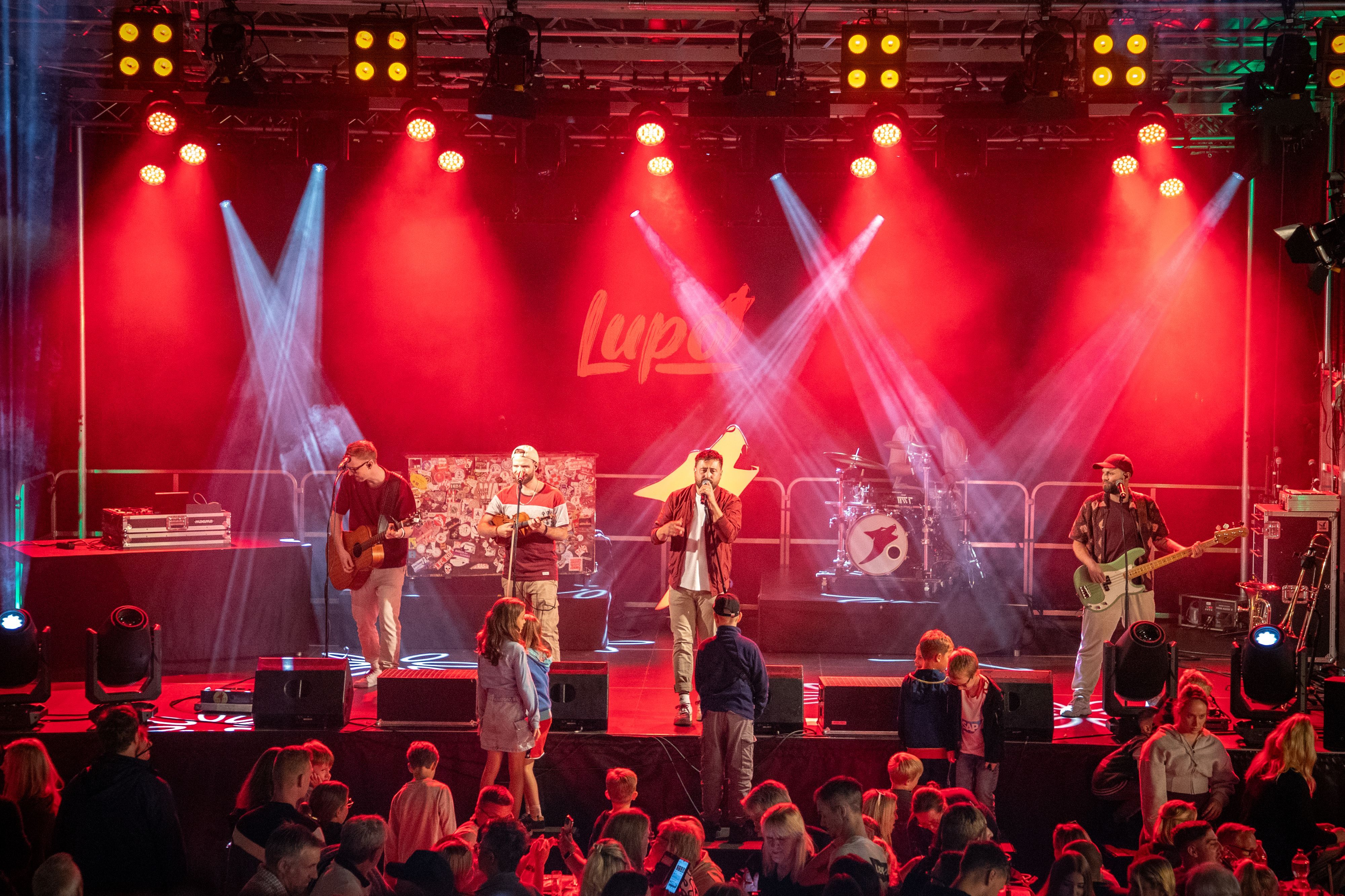 Die Musiker von Lupo stehen auf der Bühne des Overather Stadtfestes.