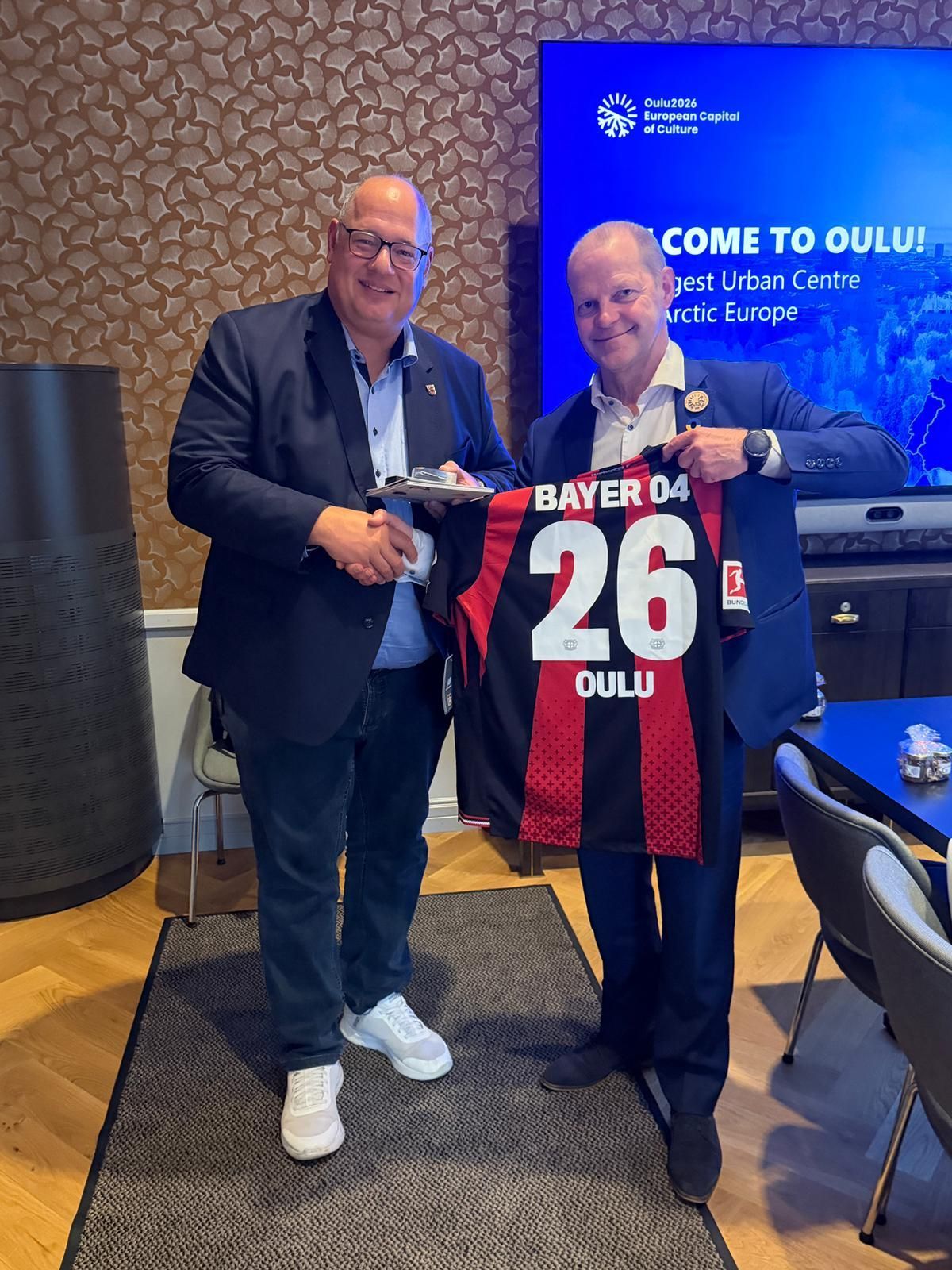 Oberbürgermeister Stefan Hebbel und der Bürgermeister von Oulu Ari Alatossava.