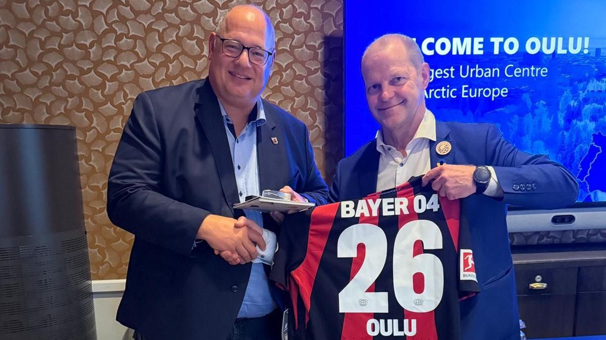 Oberbürgermeister Stefan Hebbel und der Bürgermeister von Oulu Ari Alatossava.