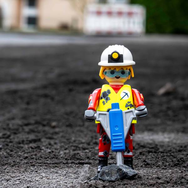 Das Symbolbild zeigt eine Spielfigur, die einen Presslufthammer in den Händen hält.