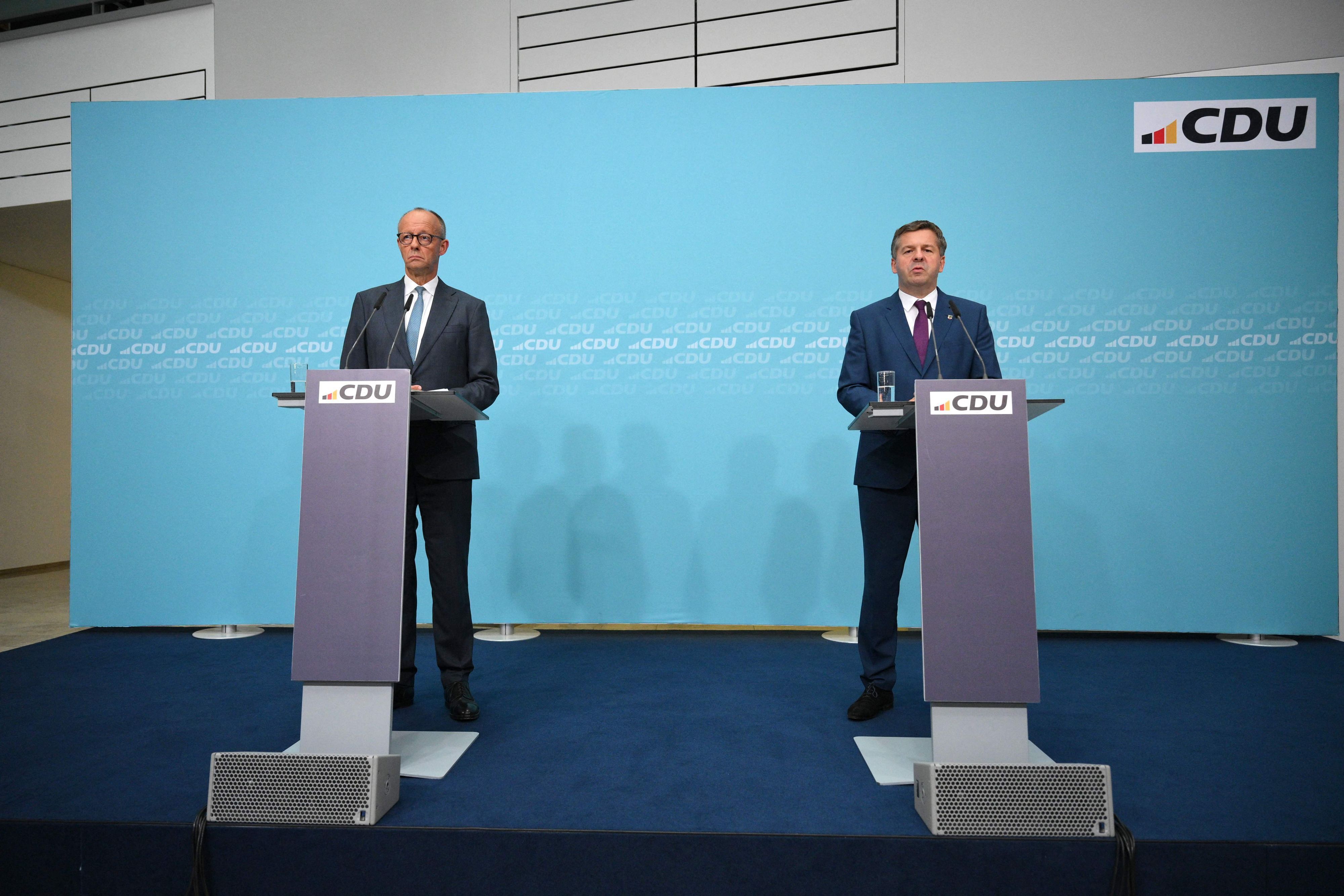 Kanzler Friedrich Merz (l.) zusammen mit Sven Schulze, Ministerpräsident von Sachsen-Anhalt.