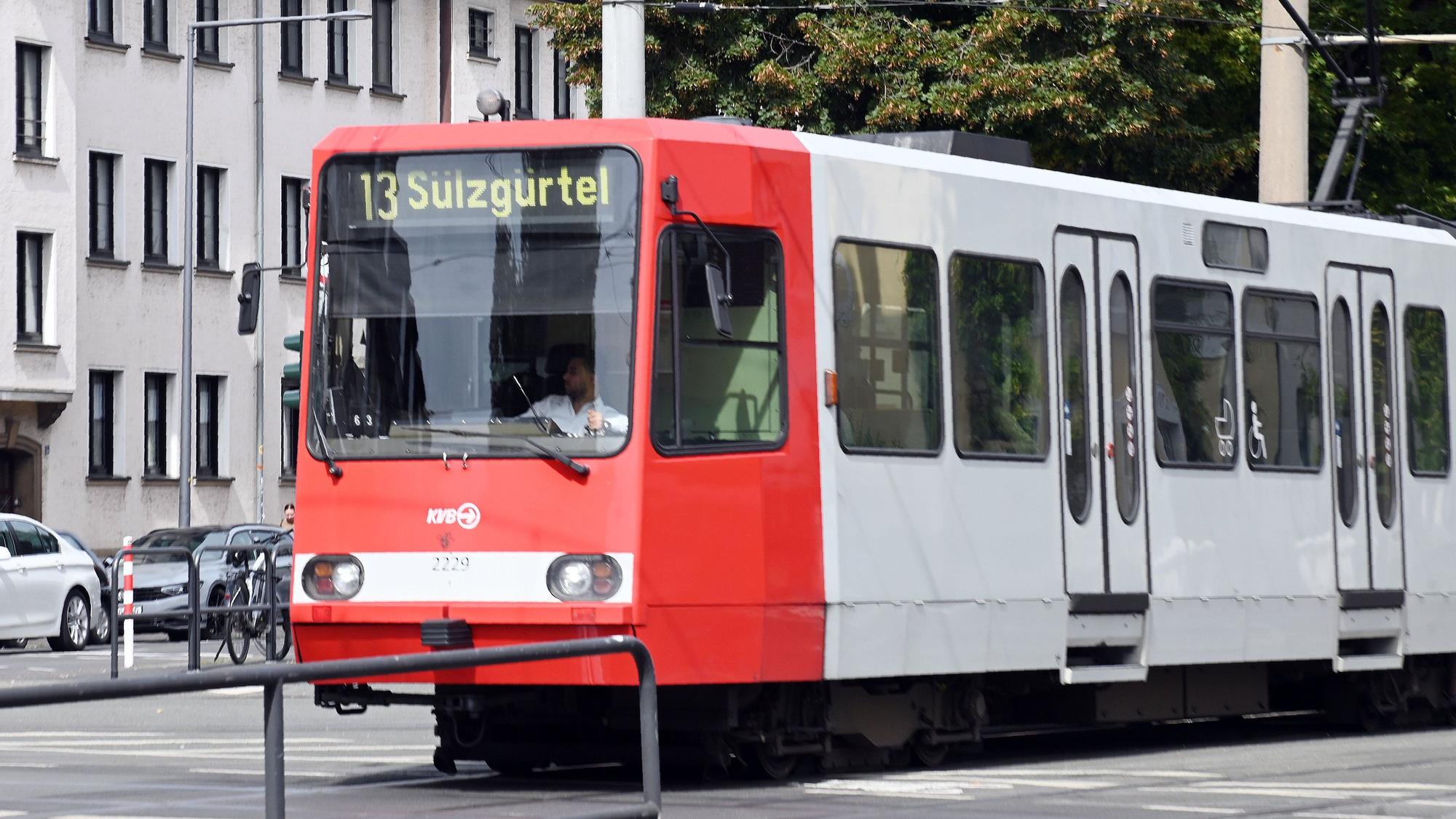 Die Stadtbahn 13 auf dem Weg Richtung Sülzgürtel