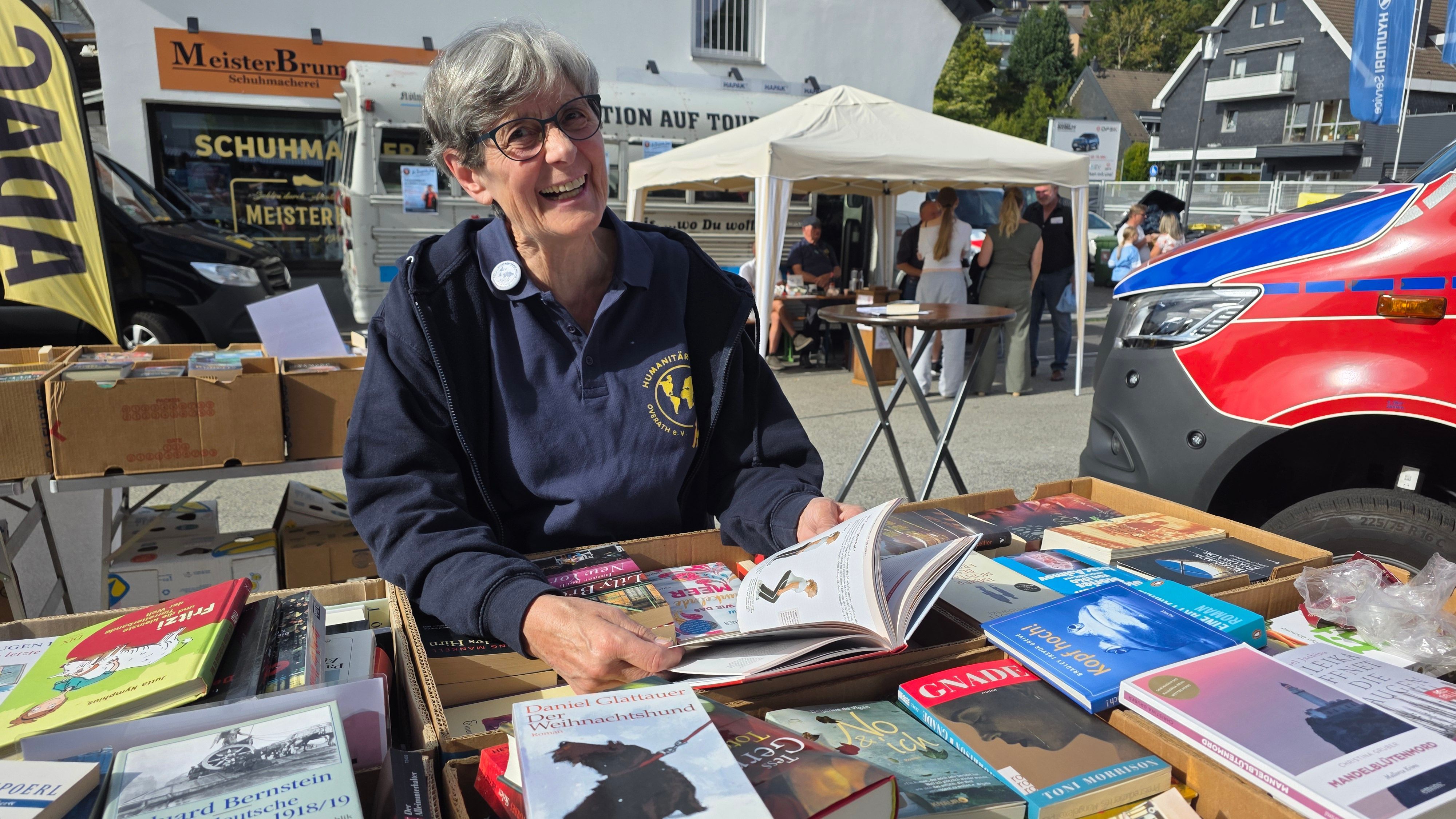 Karin Fischer steht am Bücherstand der Humanitären Hilfe Overath.