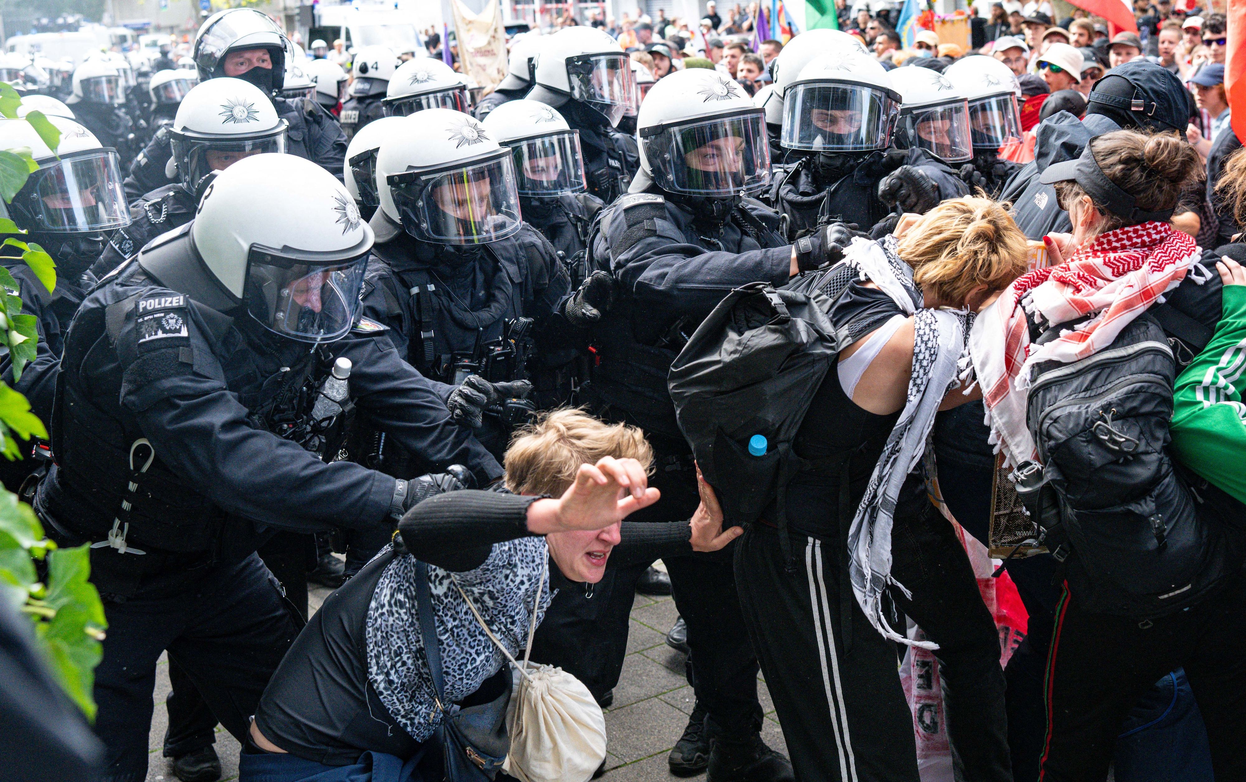 Bei der Abschlussdemonstration des Protestcamps "Rheinmetall entwaffnen" werden Teilnehmer der Demo von Polizisten weggedrängt.