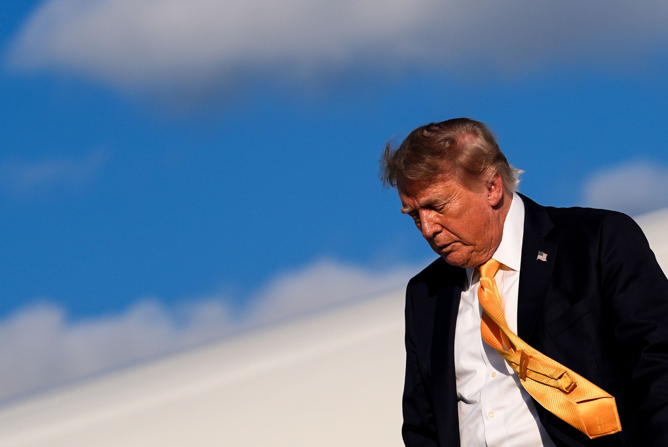 US-Präsident Donald Trump steigt am Flughafen Morristown aus der Air Force One aus.
