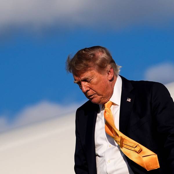 US-Präsident Donald Trump steigt am Flughafen Morristown aus der Air Force One aus.