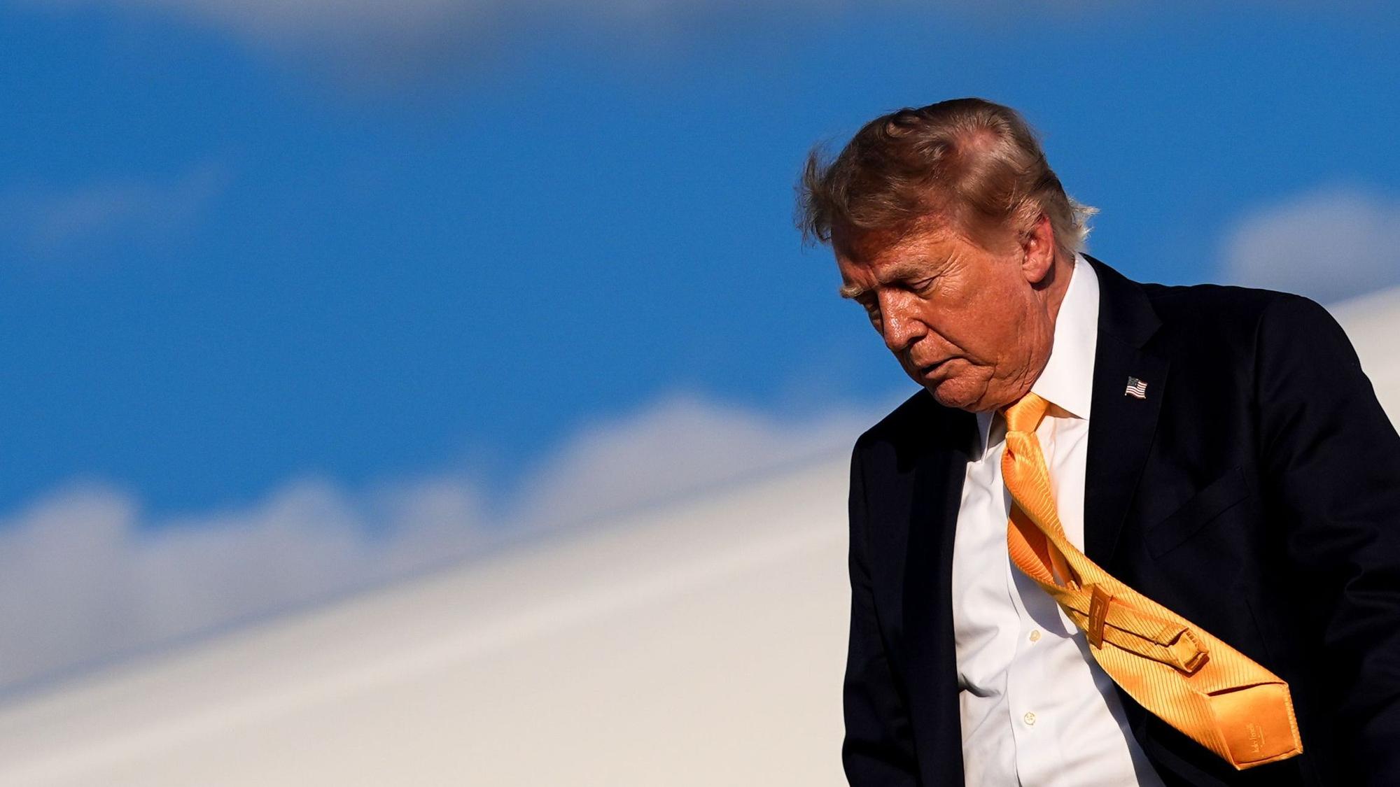 US-Präsident Donald Trump steigt am Flughafen Morristown aus der Air Force One aus.