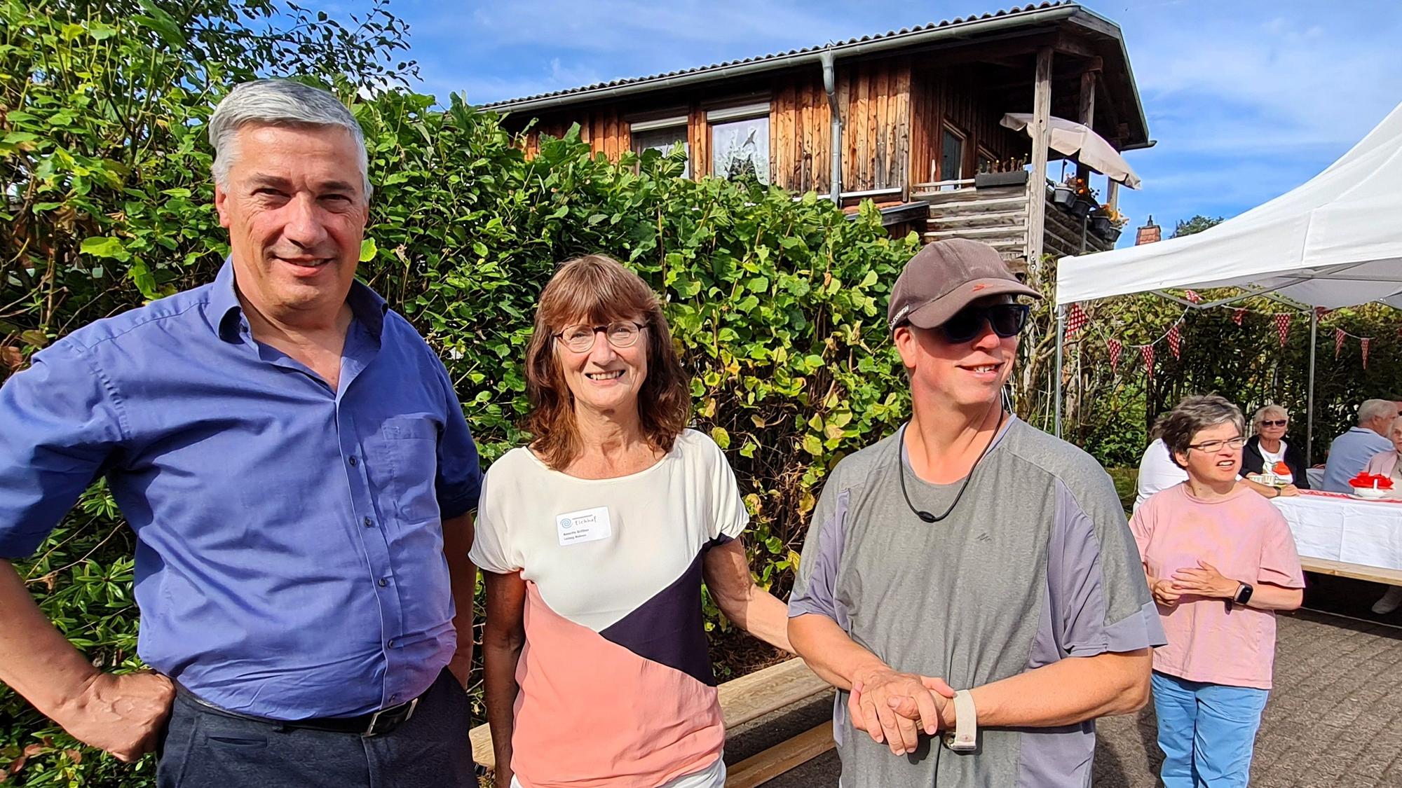 Michael Ziegert und Annette Brittner mit einem Bewohner des Lebensgemeinschaft Eichhof.