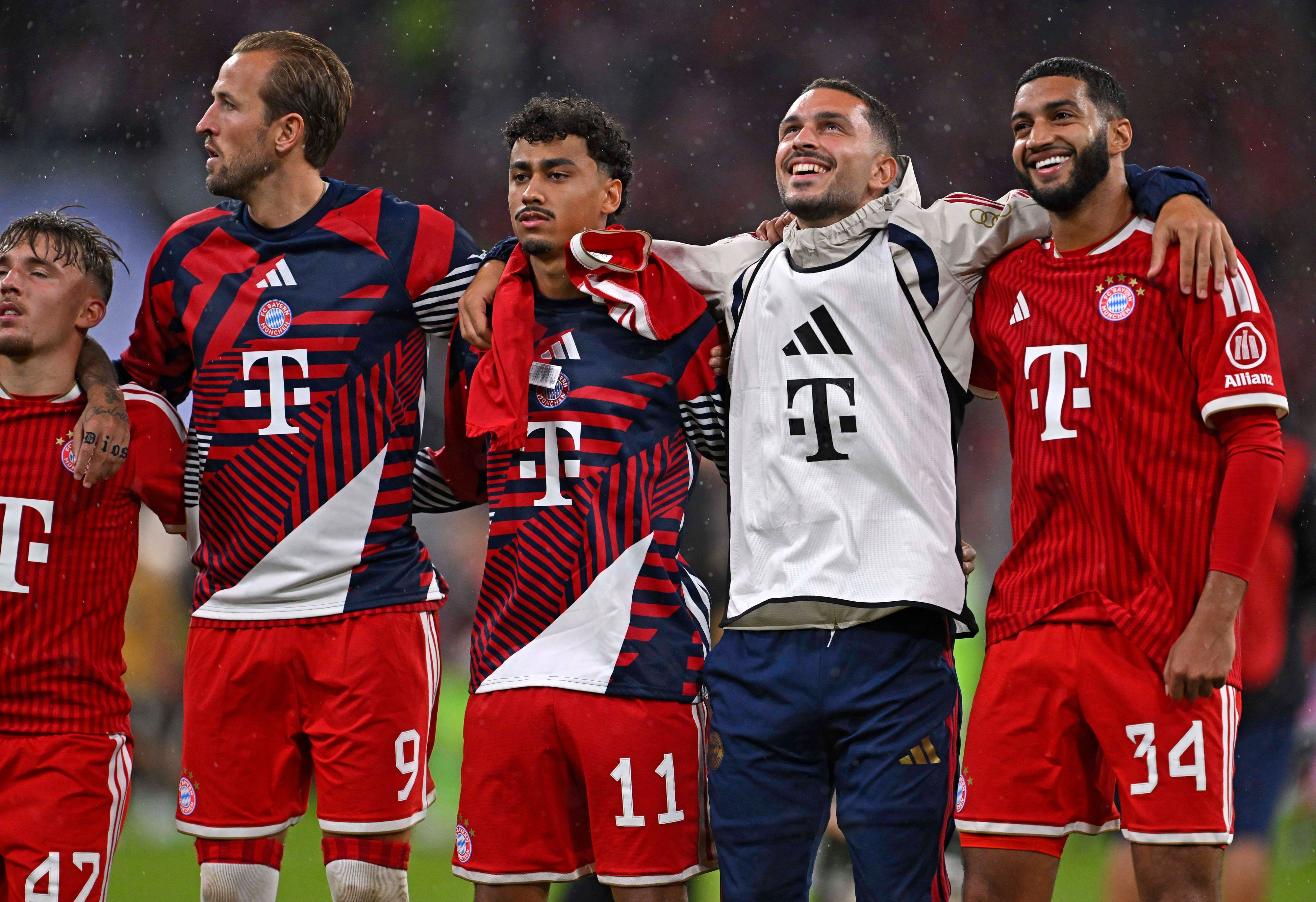 Harry Kane, Nathaniel Brown, Arijon Ibrahimovic und Ismael Saibari (v.l.n.r.) im Bayern-Dress.