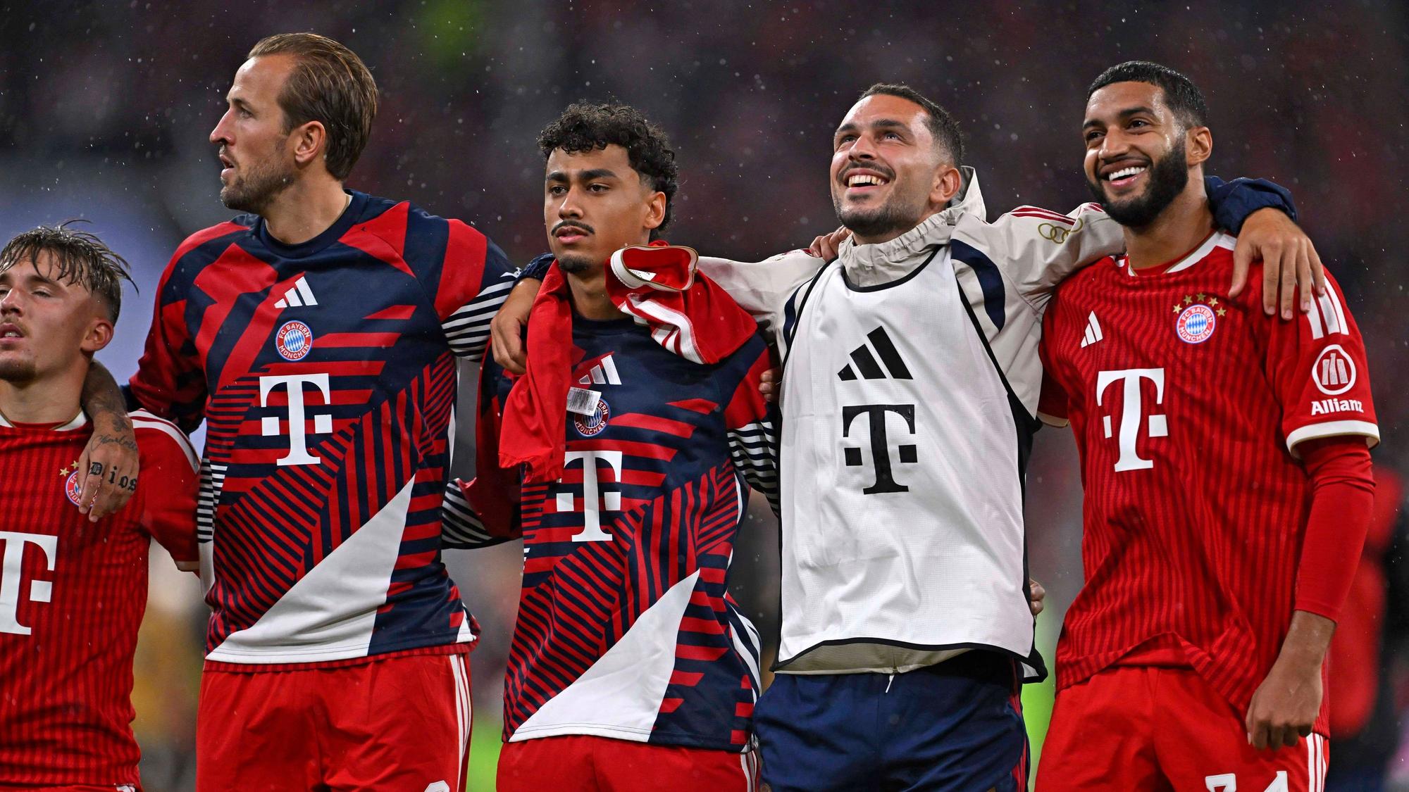 Harry Kane, Nathaniel Brown, Arijon Ibrahimovic und Ismael Saibari (v.l.n.r.) im Bayern-Dress.