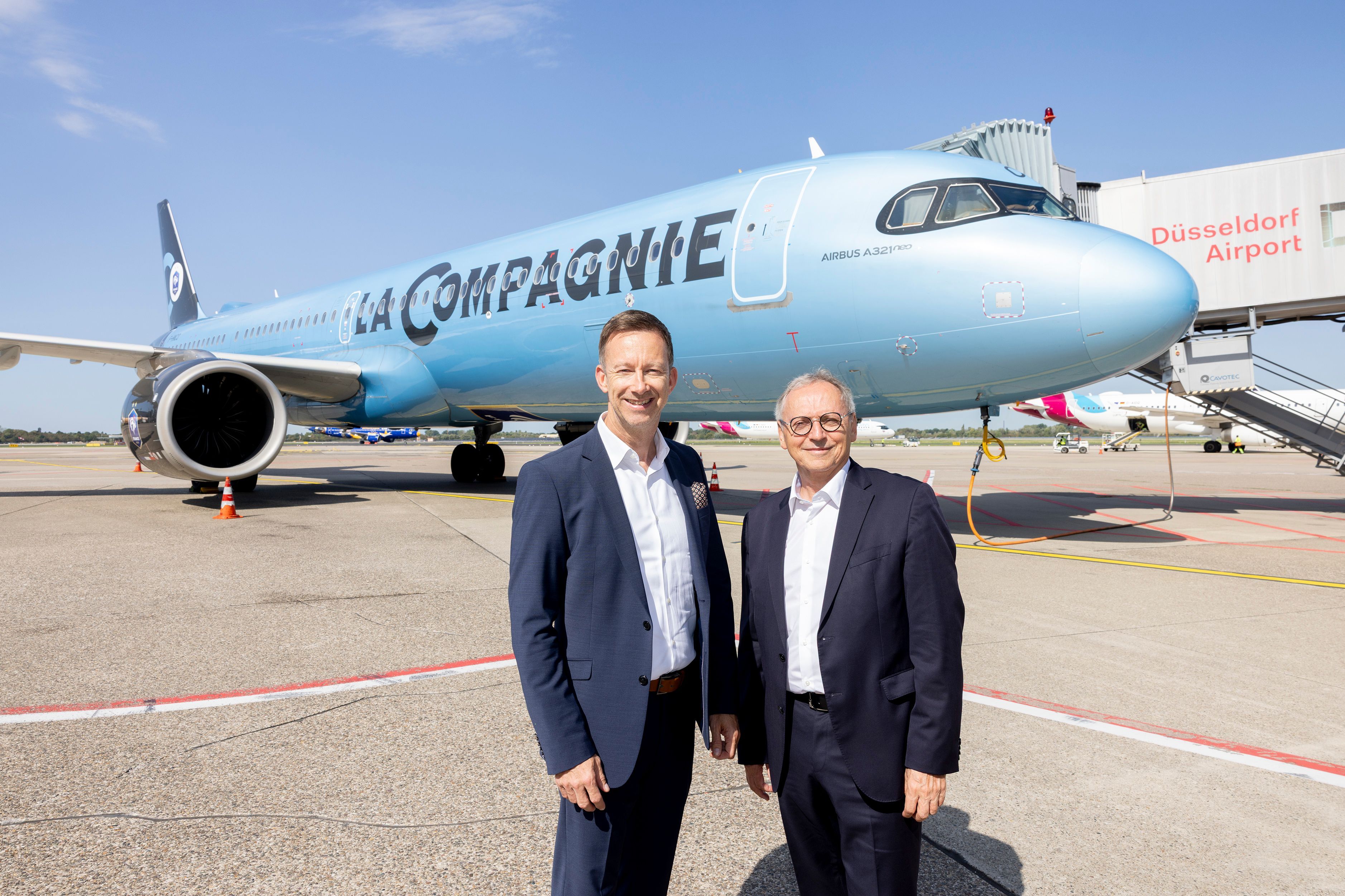 Neuer Direktflug mit La Compagnie von Düsseldorf nach New York, Düsseldorfs Flughafenchef Lars Redelligx (l.) und der Chef der Airline, Christian Vernet