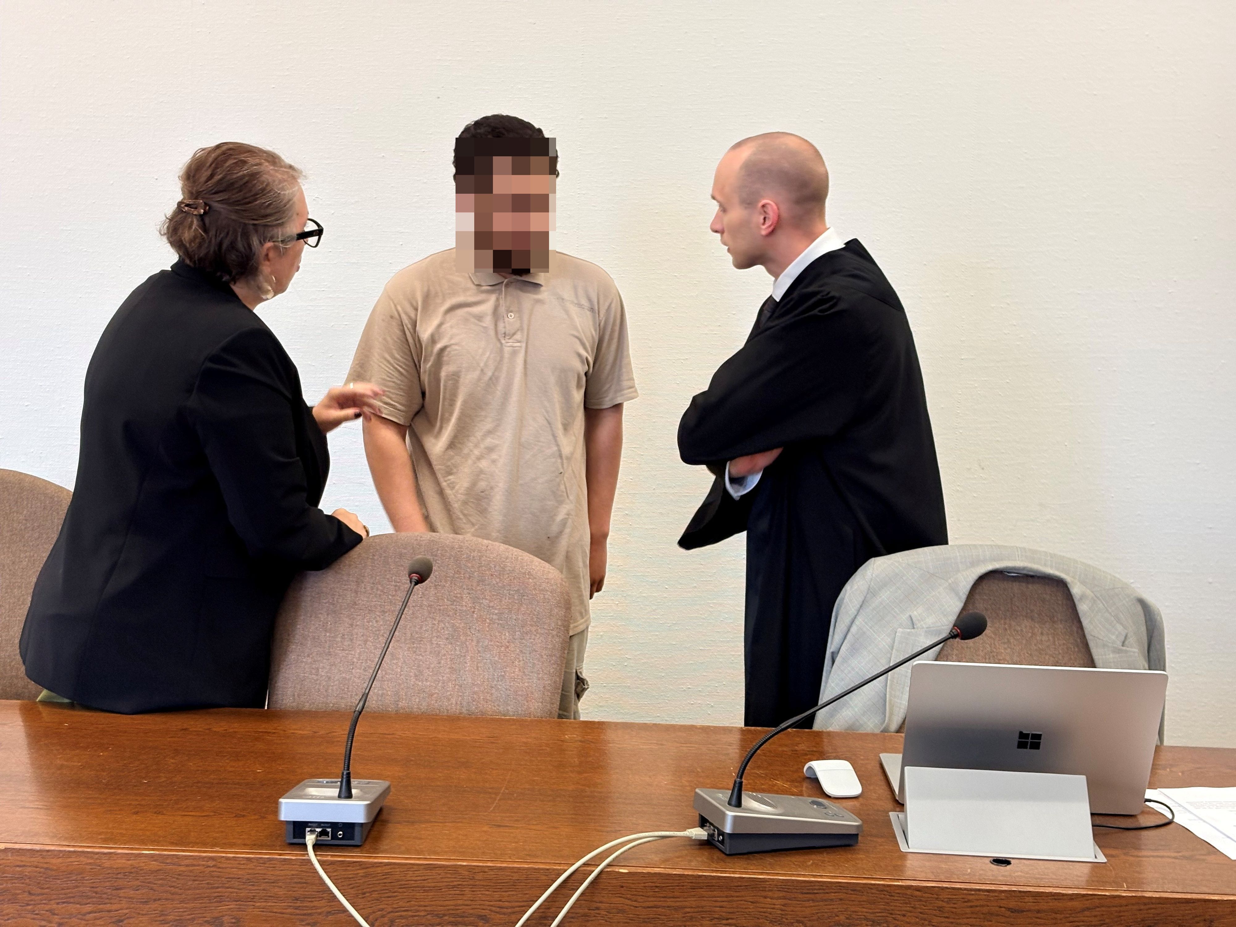 Der Angeklagte mit Verteidiger Fin Keith Habermann und einer Dolmetscherin beim Prozessauftakt im Kölner Landgericht