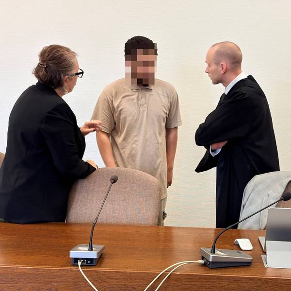 Der Angeklagte mit Verteidiger Fin Keith Habermann und einer Dolmetscherin beim Prozessauftakt im Kölner Landgericht