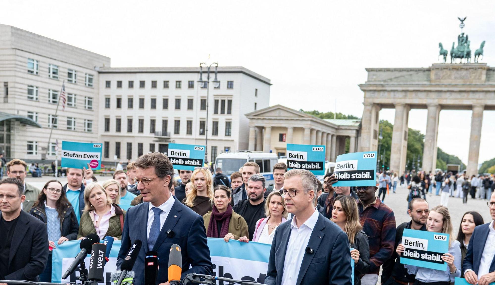 Hendrik Wüst und Stefan Evers (r.) geben nach einer CDU-Veranstaltung zur Berlin-Wahl ein Statemenmt ab.