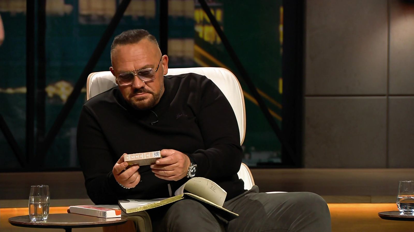 Neu-Löwe Andreas Herb möchte investieren - und geht zum Angriff auf seine Kollegen über. (Bild: RTL)