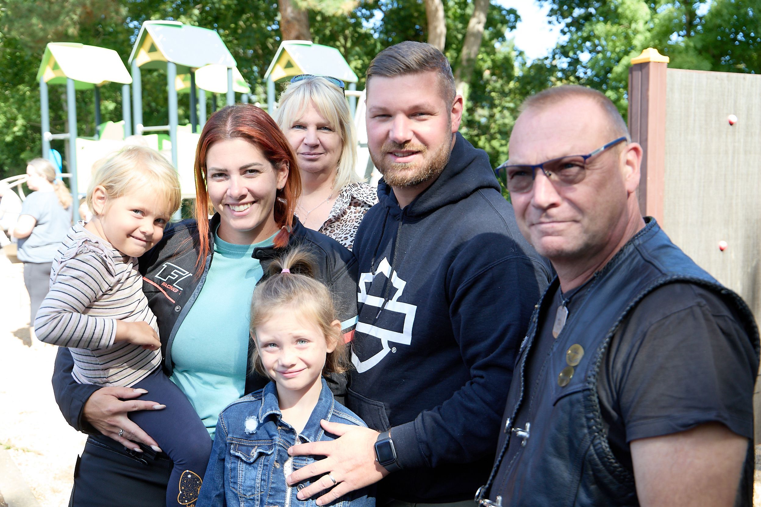 Drei Generationen der Familie Weingarten stehen eng zusammen.