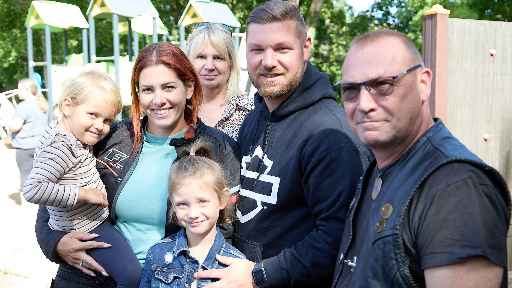Drei Generationen der Familie Weingarten stehen eng zusammen.