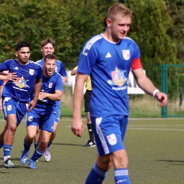 Vier Spieler jubeln mit dem Torschützen Silvio Ferjani, der aber seinen Trainer im Visier hat.