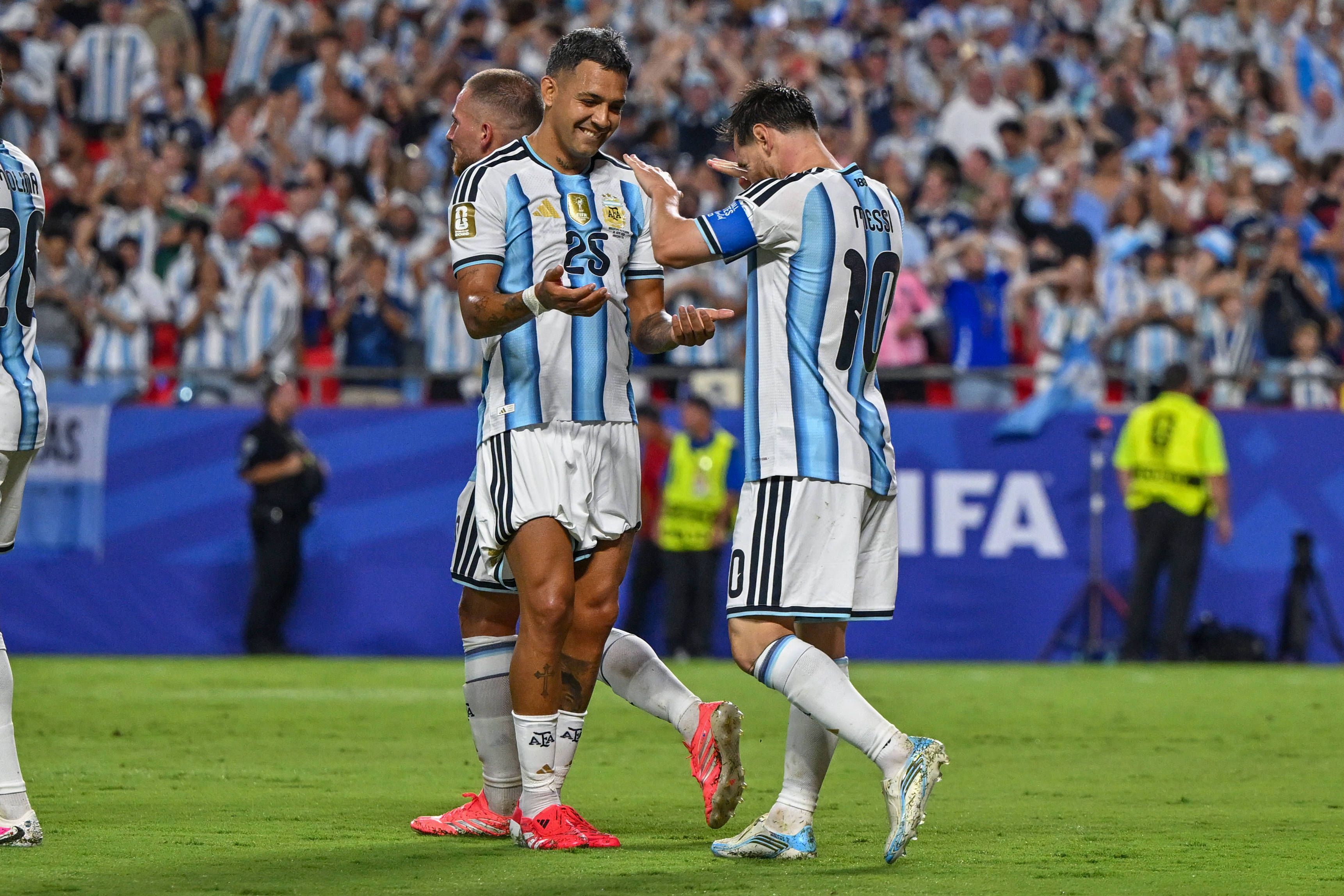 June 16, 2026, Kansas City, Missouri, USA: Argentina defender FACUNDO MEDINA 25 and forward LIONEL MESSI 10 celebrate Messi s third goal of the 2026 World Cup Group J match versus Algeria at Kansas City Stadium Arrowhead, Kansas City, Missouri, USA. World Cup 2026: Group J: Argentina 3:0 Algeria PUBLICATIONxINxGERxSUIxAUTxONLY - ZUMAw214 20260616_zsp_w214_058 Copyright: xSvenxWhitex
