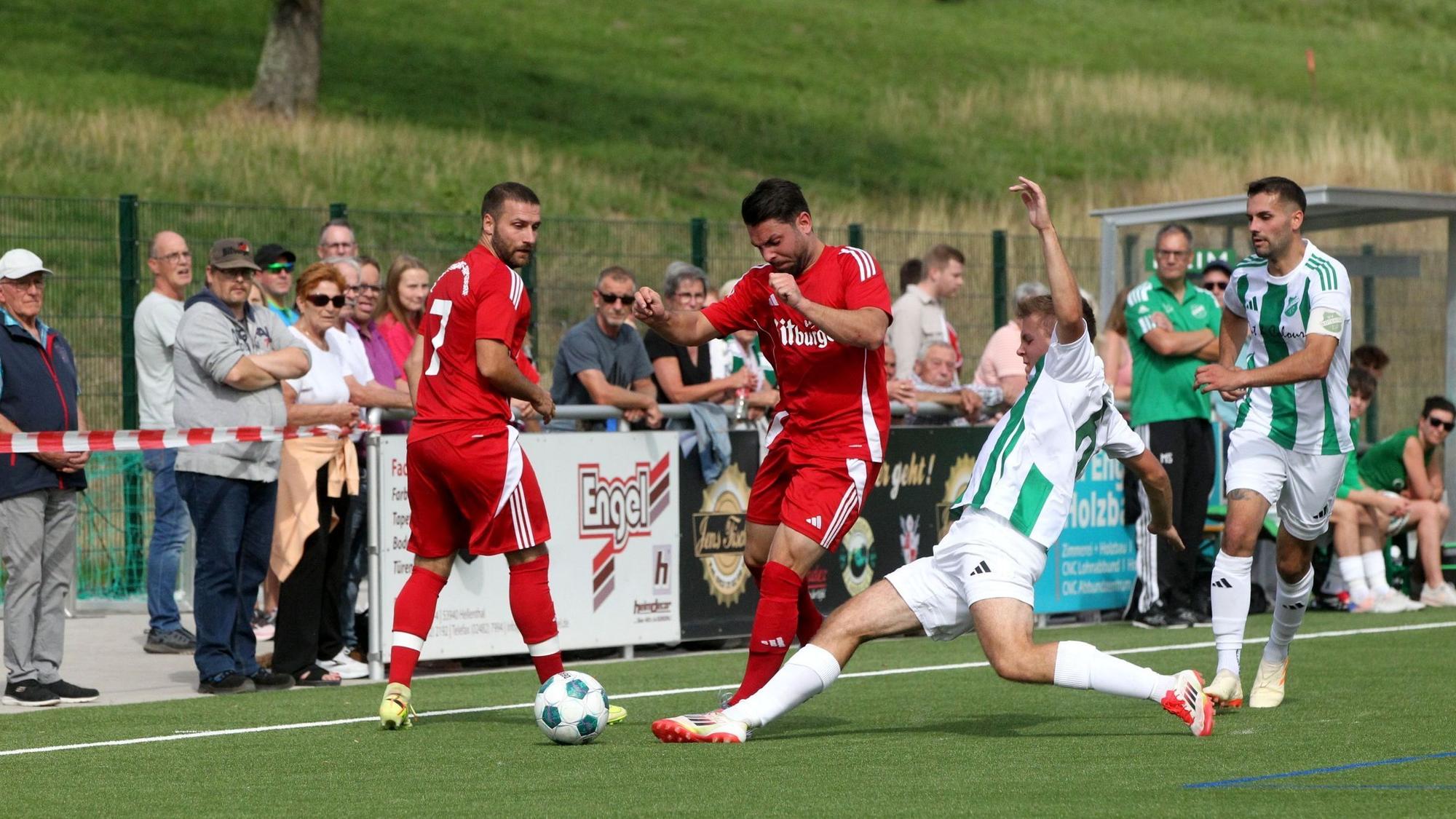 Ein Spieler von Sötenich setzt zu einem Tackling gegen den ballführenden Do-Ri-Spieler an.