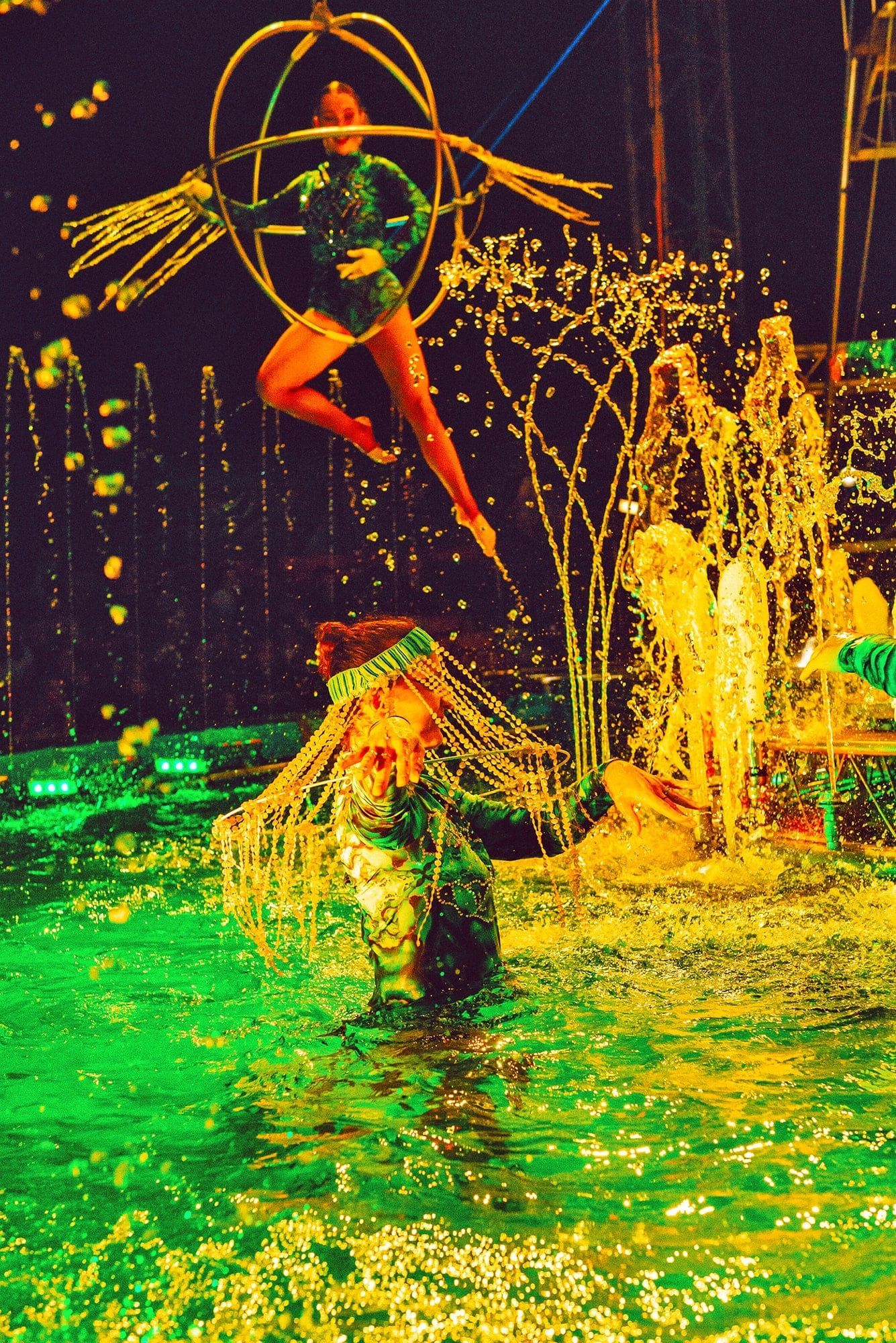 Tänzerin oder Artsitin im Wasser