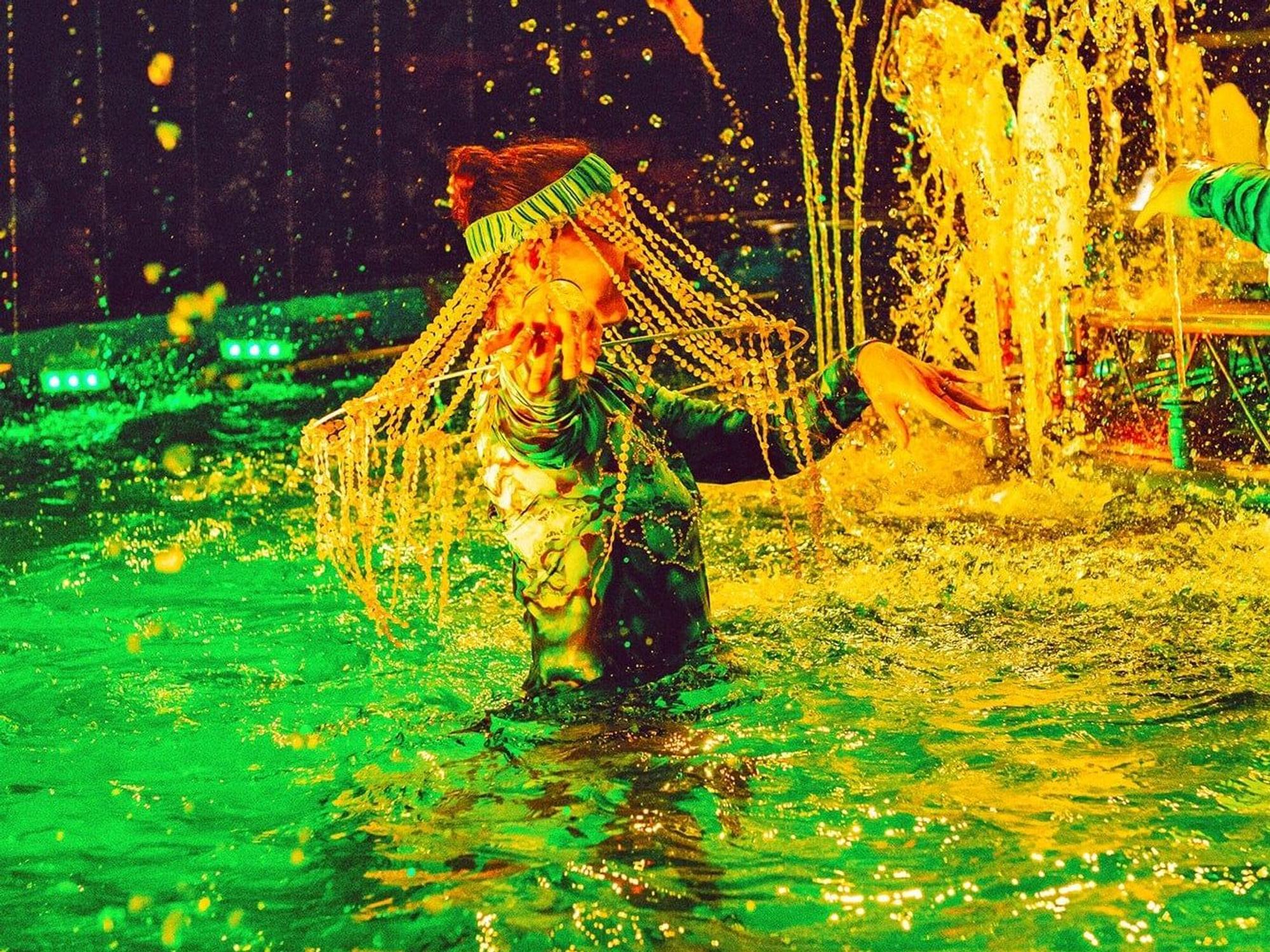 Tänzerin oder Artsitin im Wasser