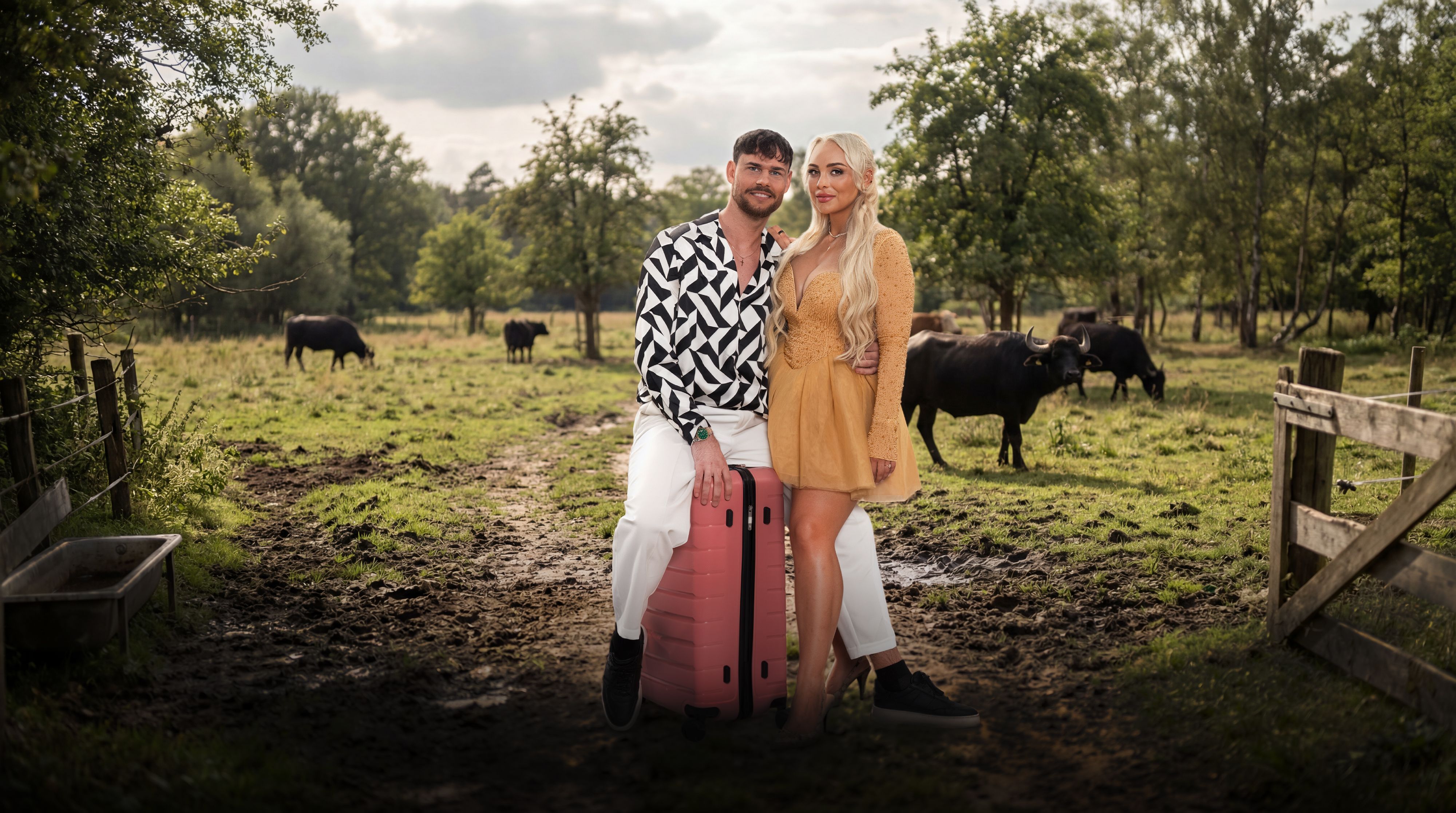 Michelle Daniaux mit ihrem Freund Sandro, der auf seinem Koffer sitzt
