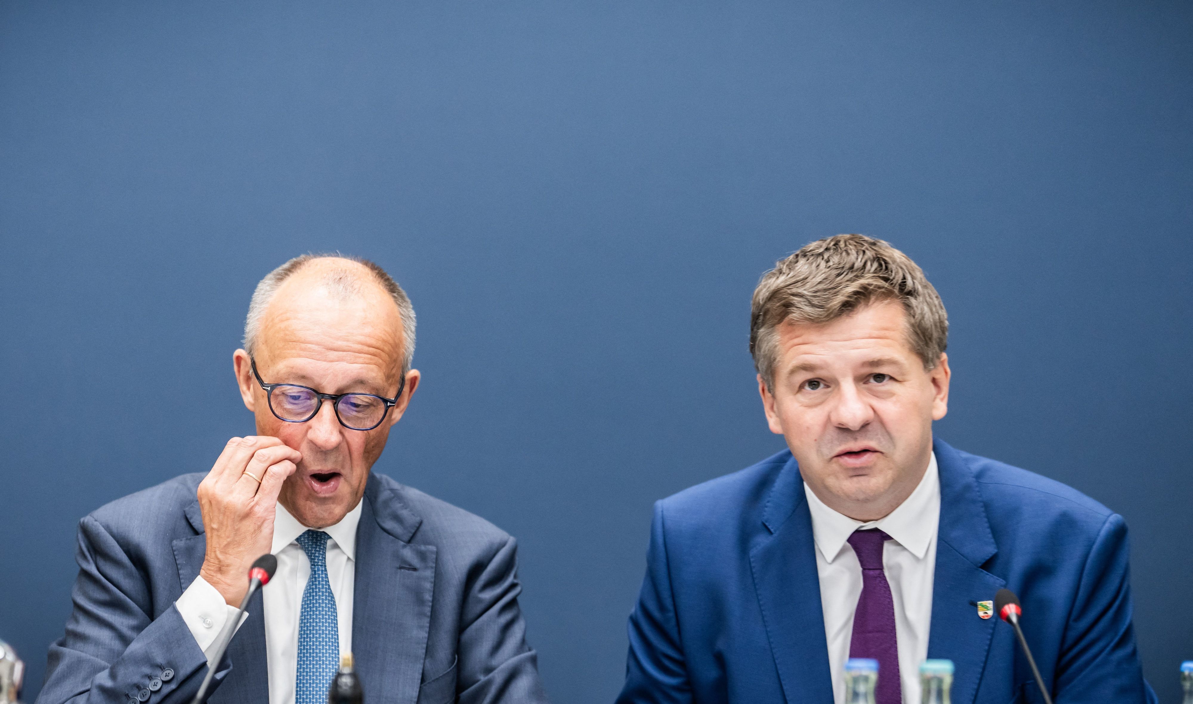 Bundeskanzler Friedrich Merz (l, CDU) und Sven Schulze (CDU), Ministerpräsident des Landes Sachsen-Anhalt und Landesvorsitzender der CDU Sachsen-Anhalt, nehmen an der Sitzung des CDU Bundesvorstands im Konrad Adenauer Haus teil. (zu dpa: «Merz: «Aufgeben ist für mich keine Option»»)